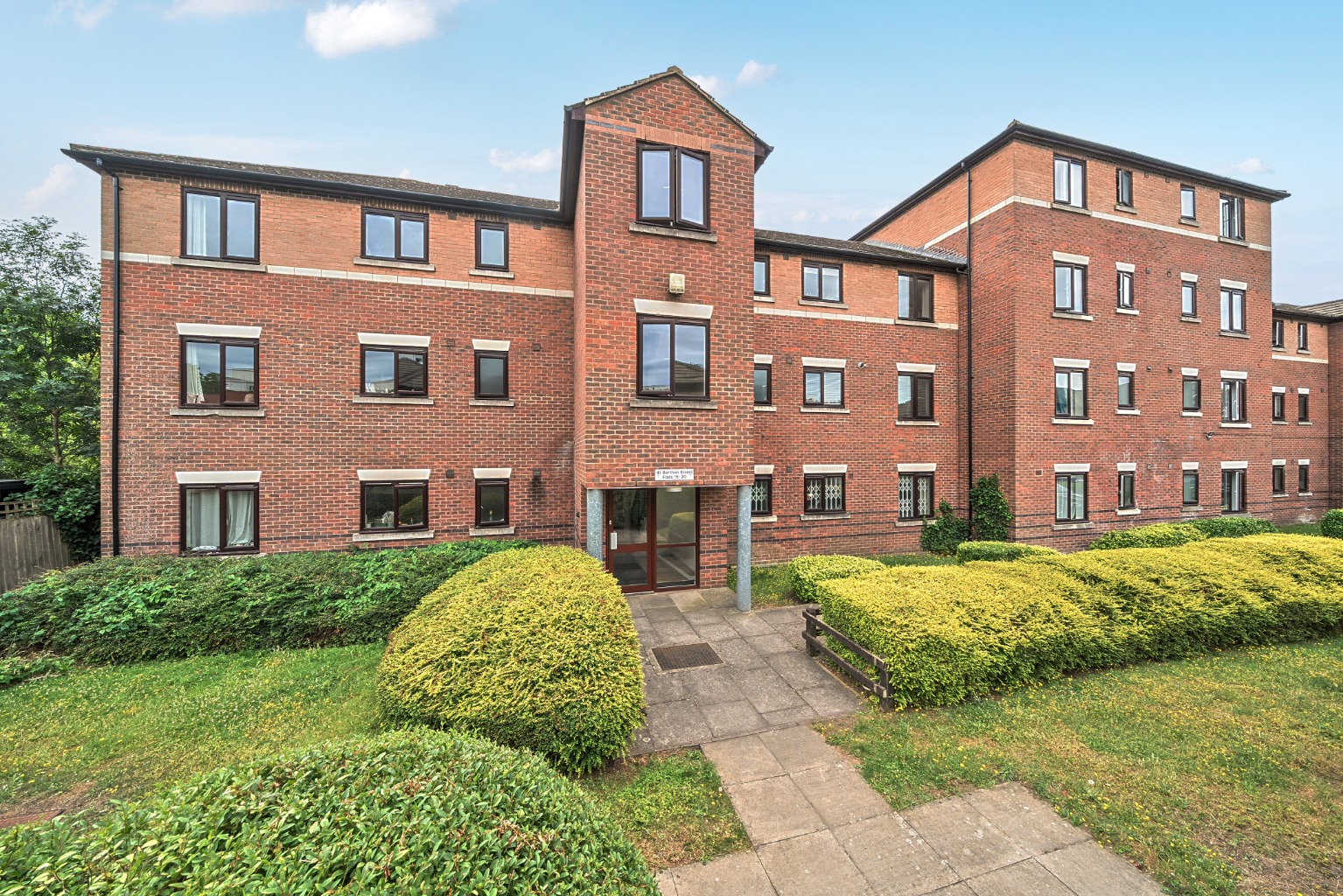 Charming Two-Bedroom First Floor Flat in Ravensbourne Mansions Charming Two-Bedroom First Floor Flat in Ravensbourne Mansions
