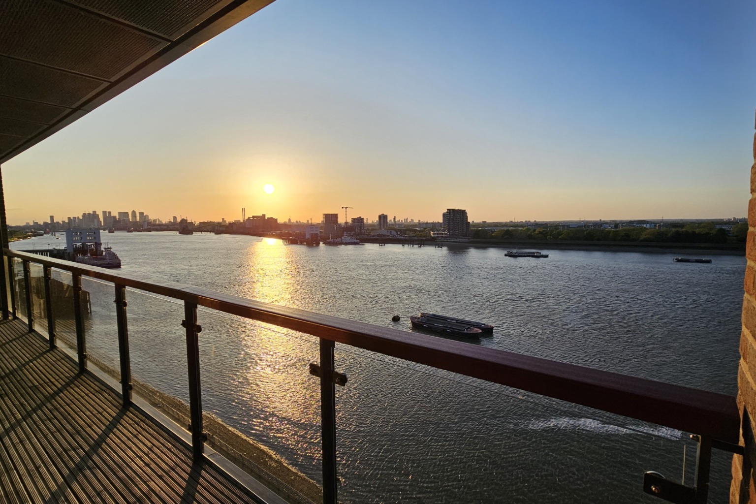 Direct river-facing apartment with unobstructed Thames views, a huge wrap-around balcony