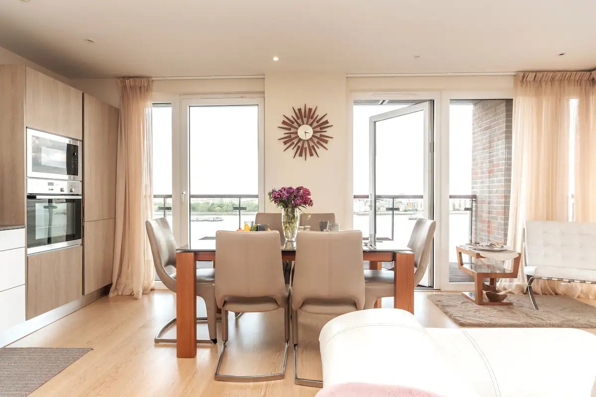 Direct river-facing apartment with unobstructed Thames views, a huge wrap-around balcony