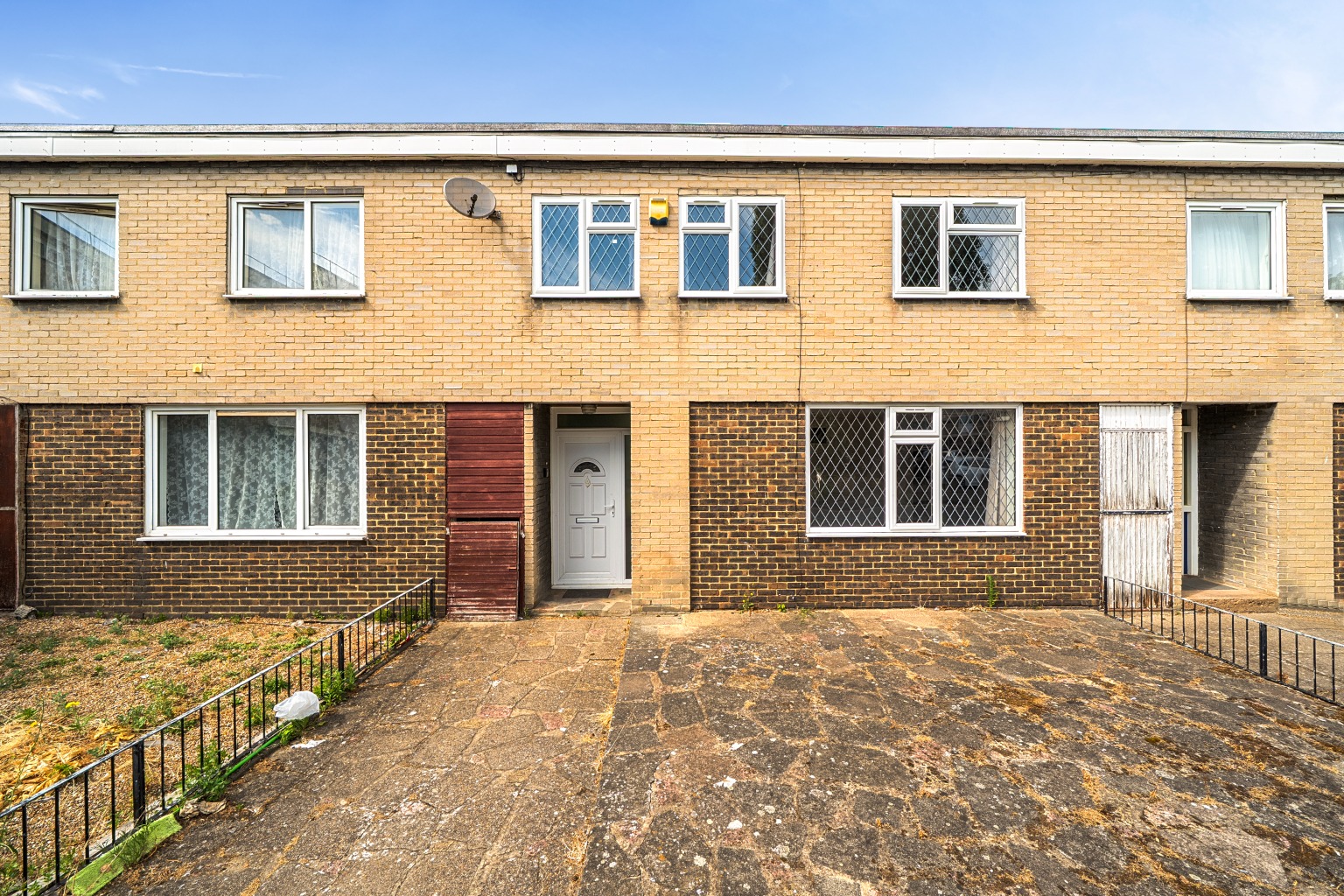 Charming Four-Bedroom Terrace House with Gardens, London