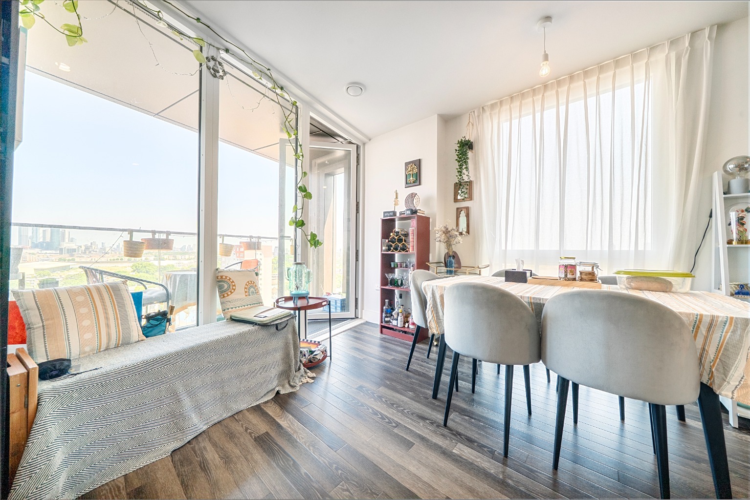 A Contemporary Fourteenth-Floor Apartment with Remarkable London Views A Contemporary Fourteenth-Floor Apartment with Remarkable London Views