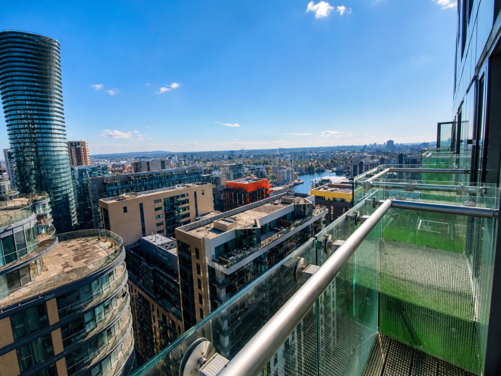 17th Floor Apartment with Eastern Views & Private Balcony, South Quay 17th Floor Apartment with Eastern Views & Private Balcony, South Quay