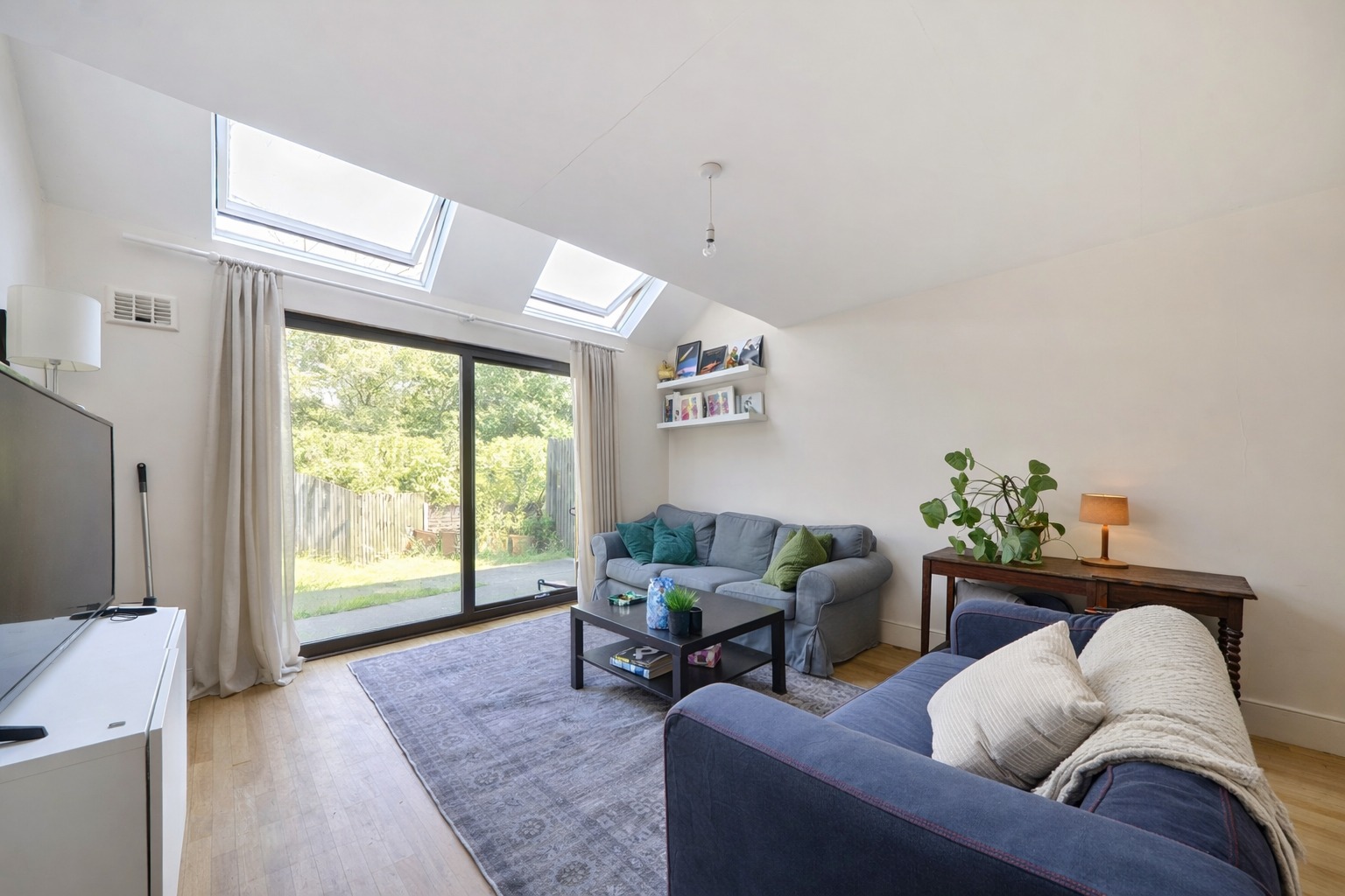 Spacious Five-Bedroom Home with Parking and Garden in Endwell Road Spacious Five-Bedroom Home with Parking and Garden in Endwell Road
