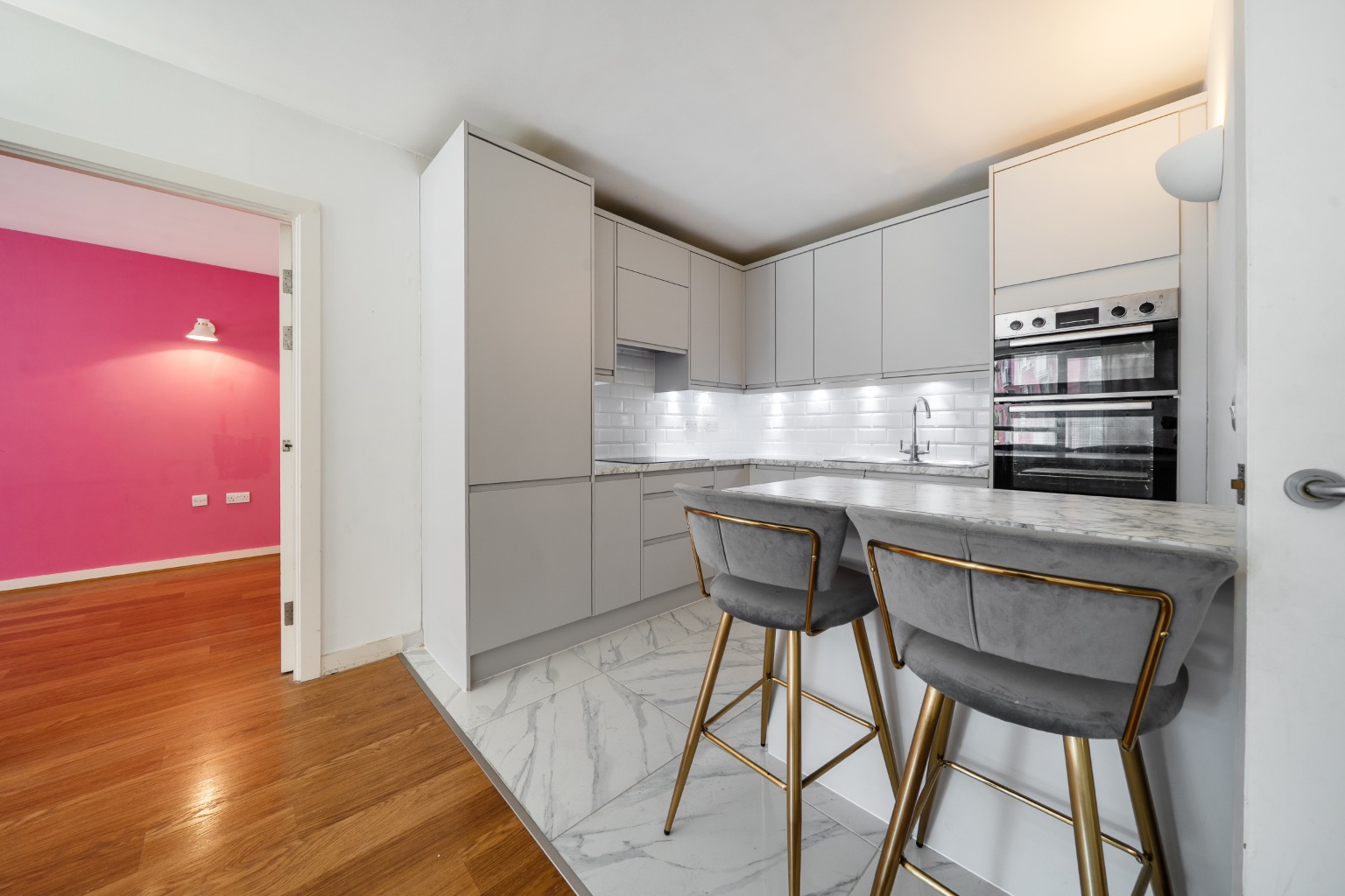 Stylish Two-Bedroom Apartment in California Building, Chain Free
