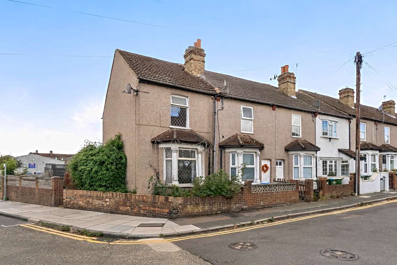 Corner Plot Potential: 3-Bed Semi-Detached House in Welling