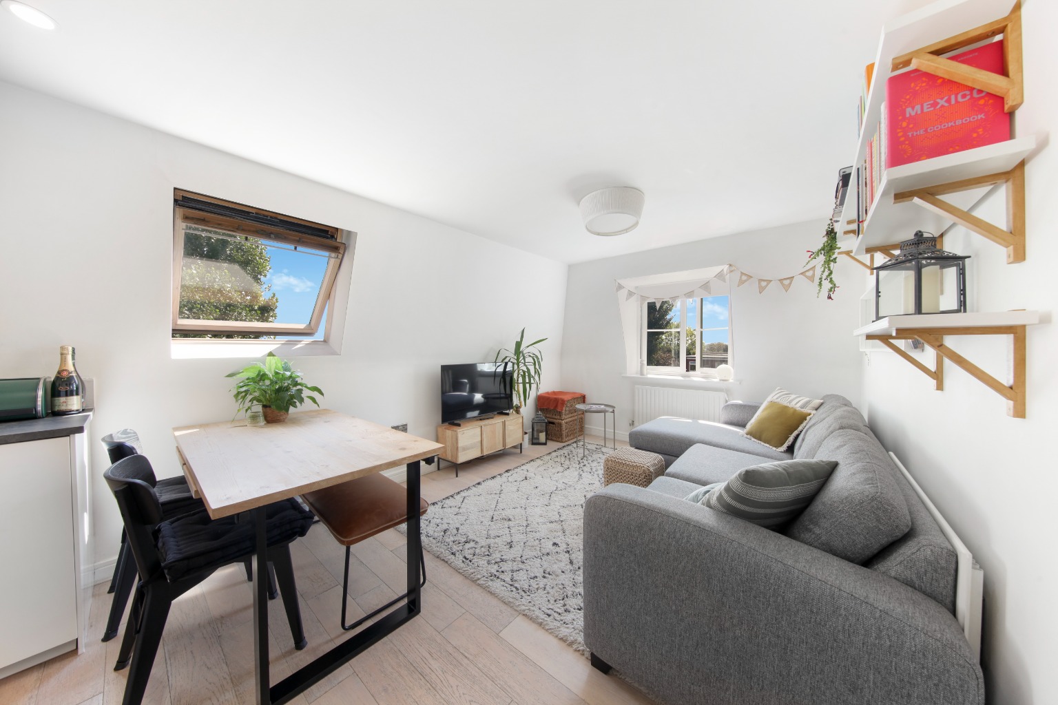 Well-Presented Apartment with Private Parking in Popular Forest Hill Well-Presented Apartment with Private Parking in Popular Forest Hill