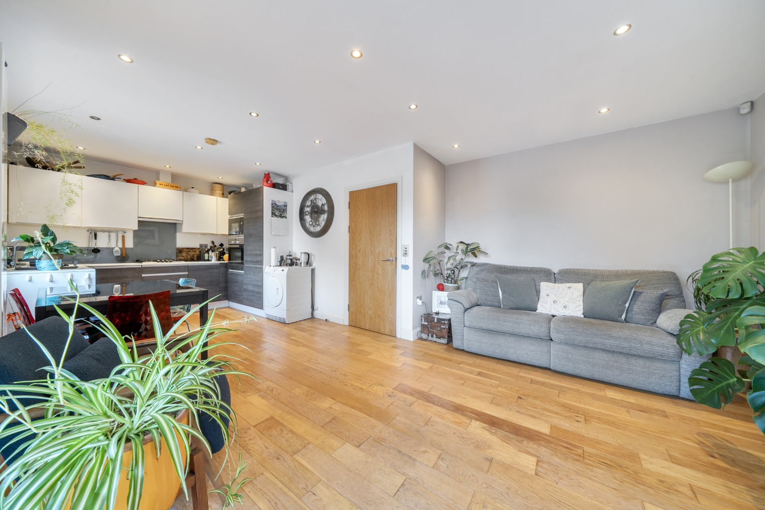 Spacious 2-Bed Apartment in Welling with Open Views