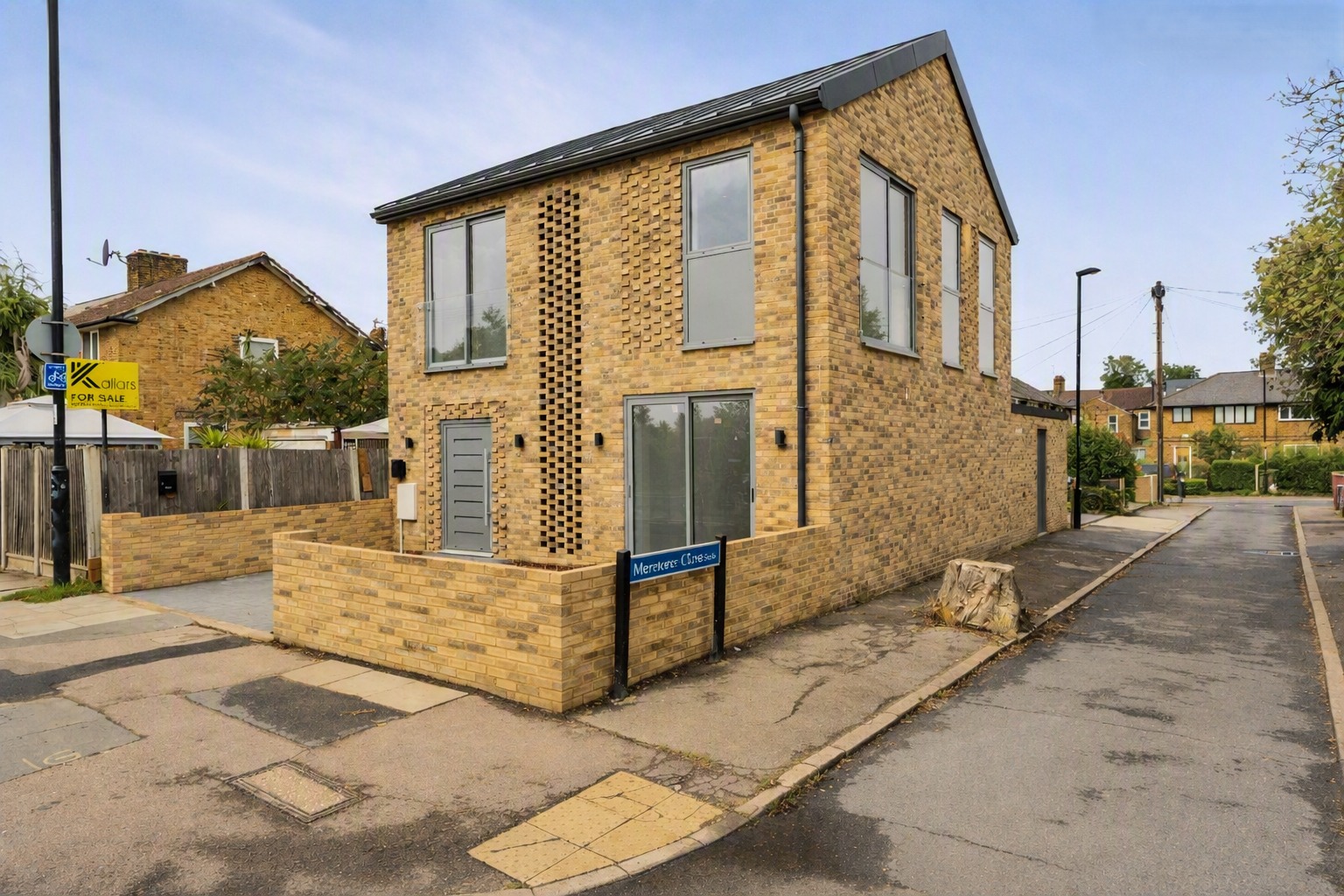 Contemporary New Build House in London with Excellent Transport Links