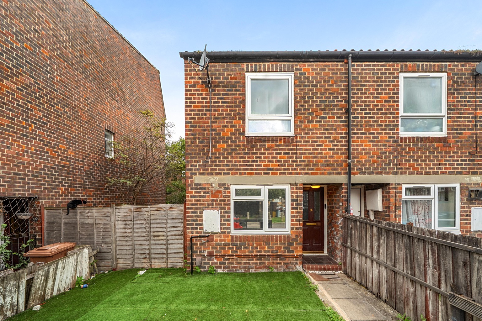 Modern Three Bedroom Freehold House in Carteret Way