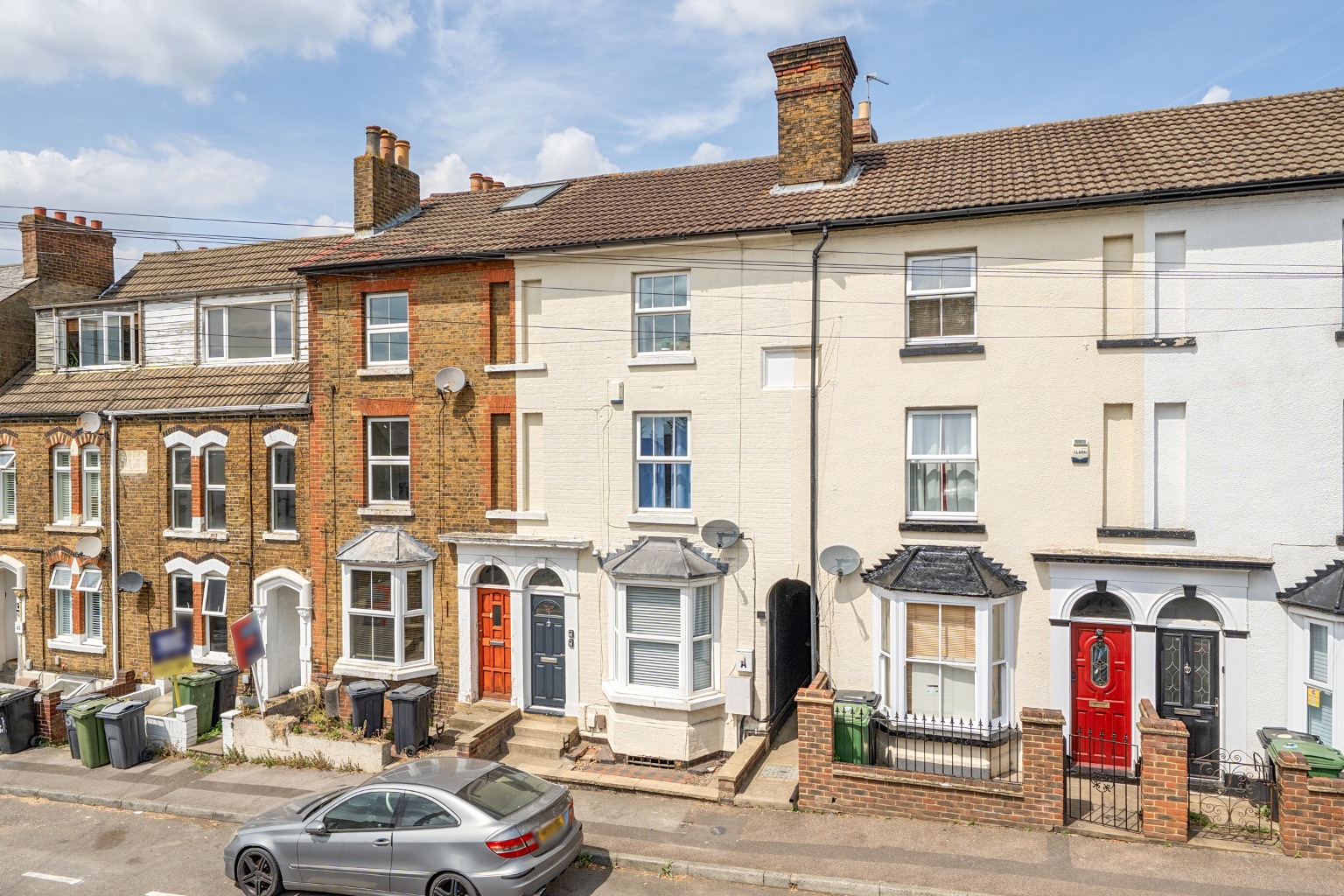 Stylish 2-Bed Split-Level Ground Floor Entrance Maisonette, Maidstone