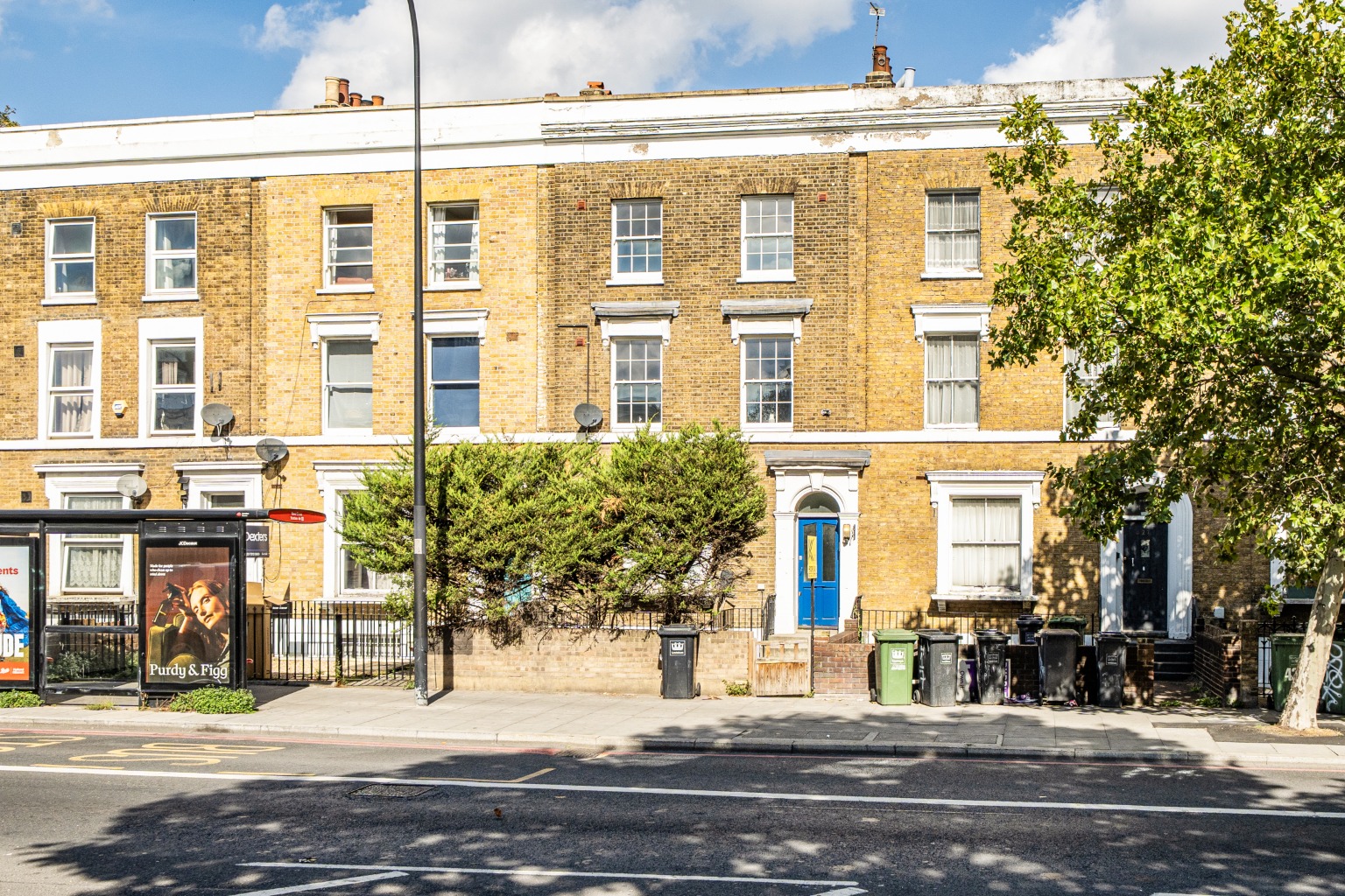 Charming Three-Bedroom Apartment Near New Cross Station