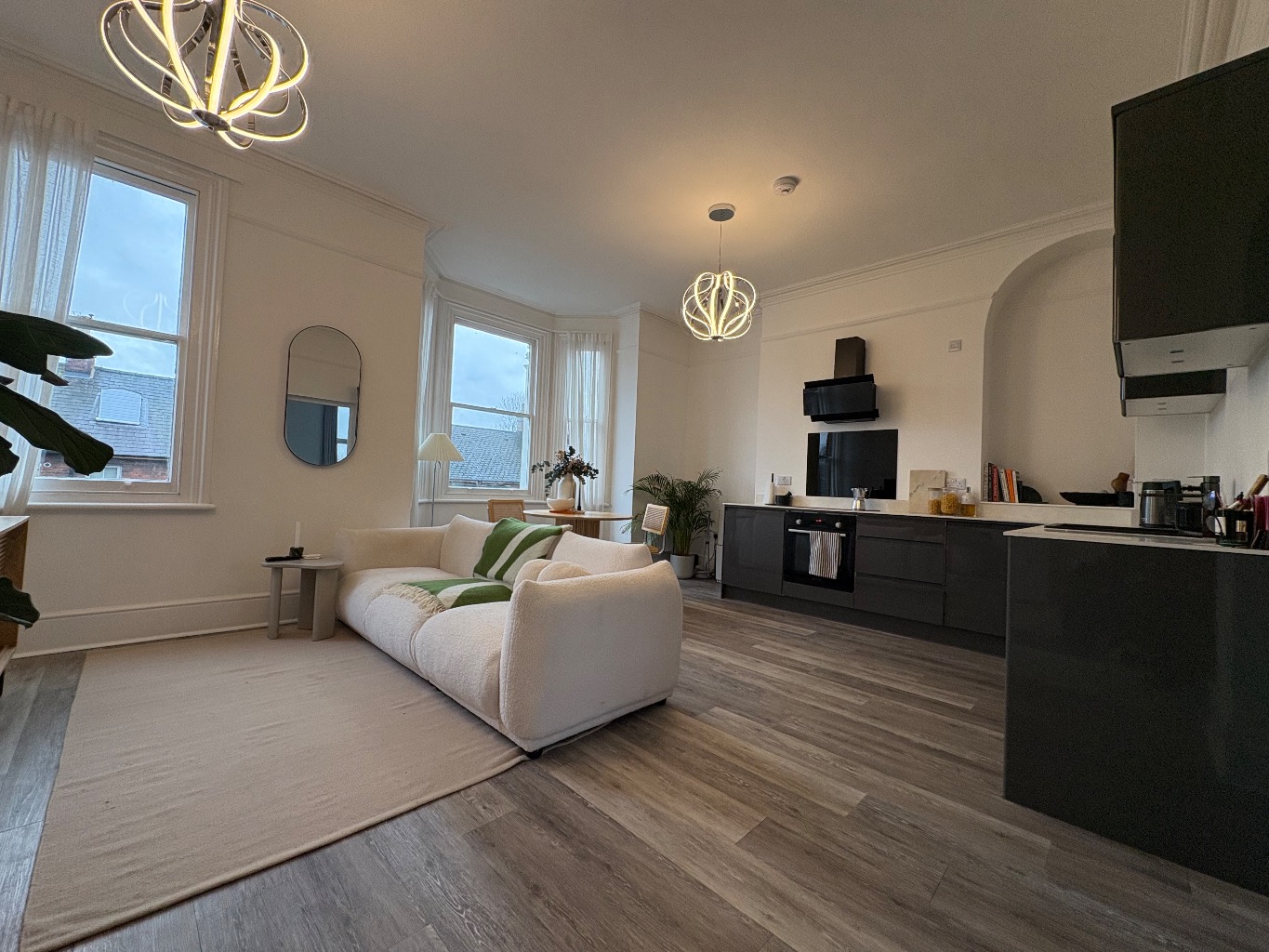 Exceptionally Spacious, Apartment In Tastefully Converted Period Property