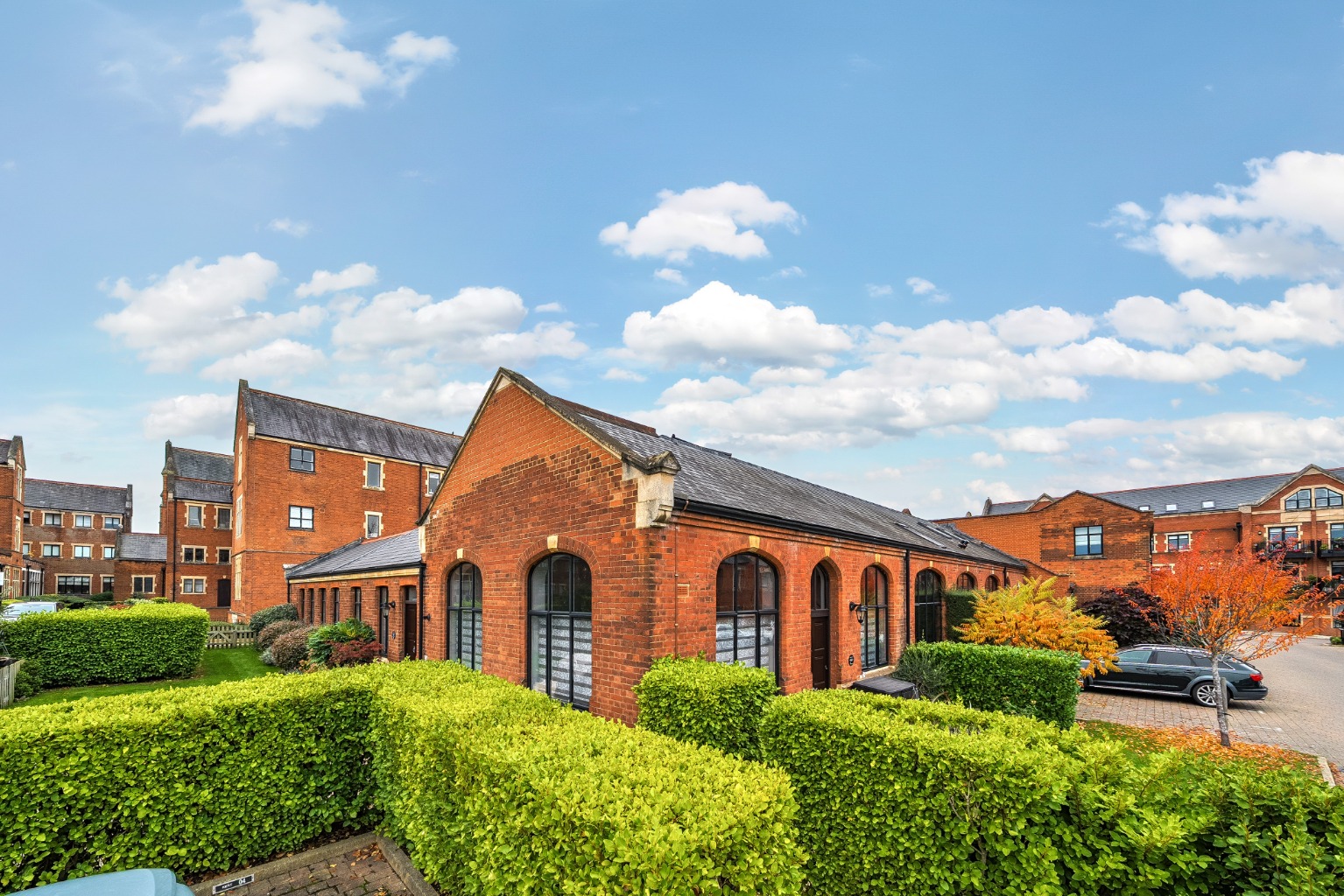 FOUR BEDROOM THREE BATHROOM TWO RECEPTION ROOM FAMIL RESIDENCE - BUSHEY