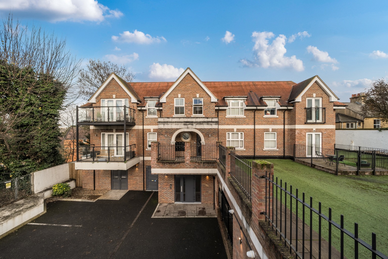 TWO BEDROOM TWO BATHROOM APARTMENT - BUSHEY TWO BEDROOM TWO BATHROOM APARTMENT - BUSHEY