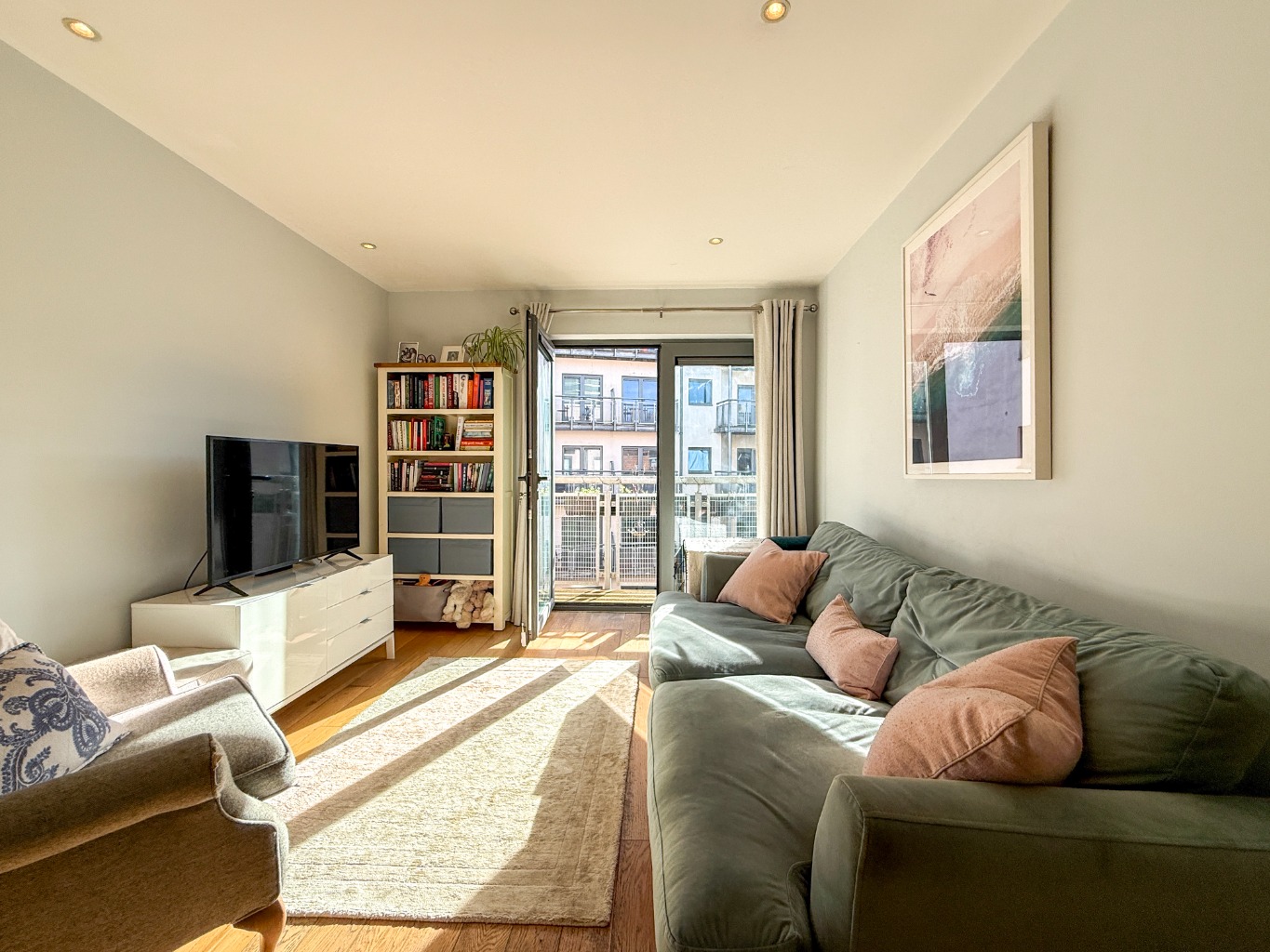 A stylish two-double bedroom, fourth floor apartment in a prime City Centre location with balcony. A stylish two-double bedroom, fourth floor apartment in a prime City Centre location with balcony.