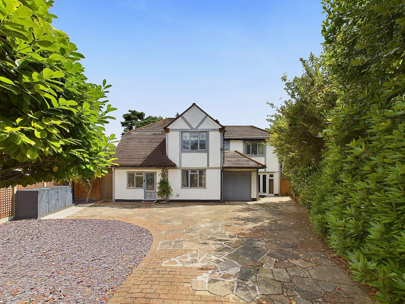 IMPOSING DETACHED HOUSE SET BEHIND PRIVATE GATES IN A CUL-DE-SAC IMPOSING DETACHED HOUSE SET BEHIND PRIVATE GATES IN A CUL-DE-SAC