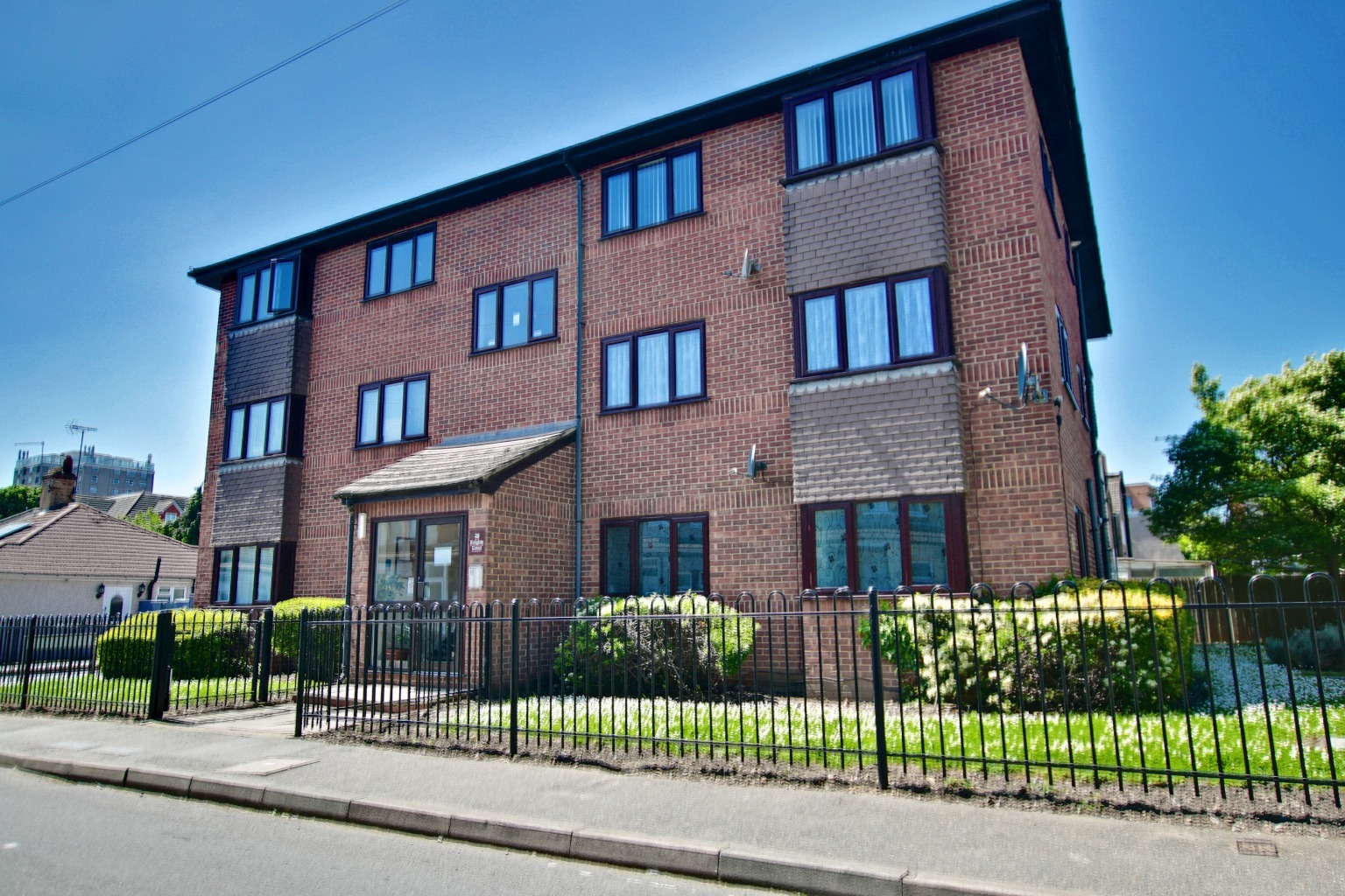 Charming One-Bedroom First Floor Apartment with Parking Near Slade Green Station