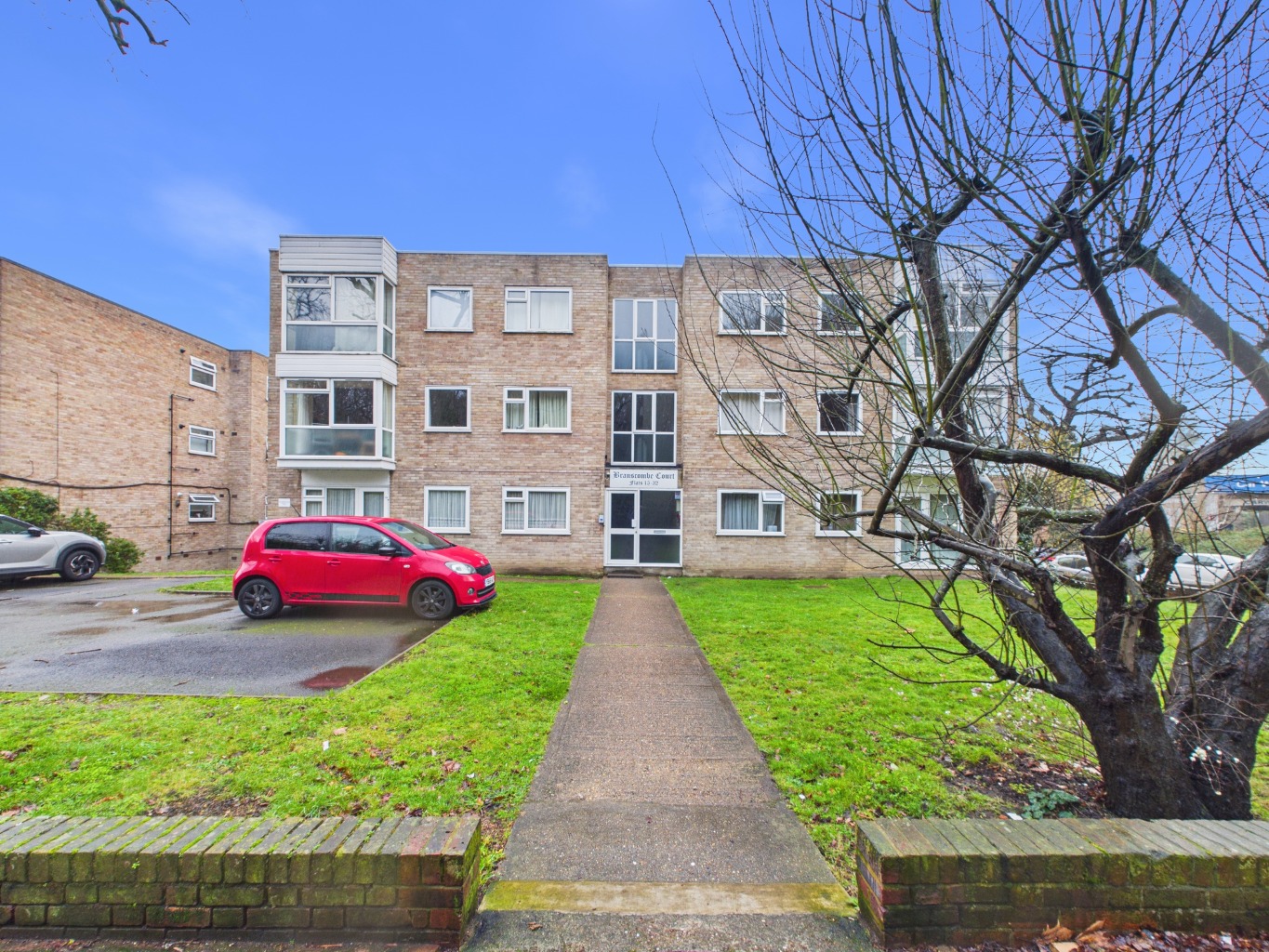A delightful one-bedroom flat for sale in Bromley with direct access out onto the communal garden.