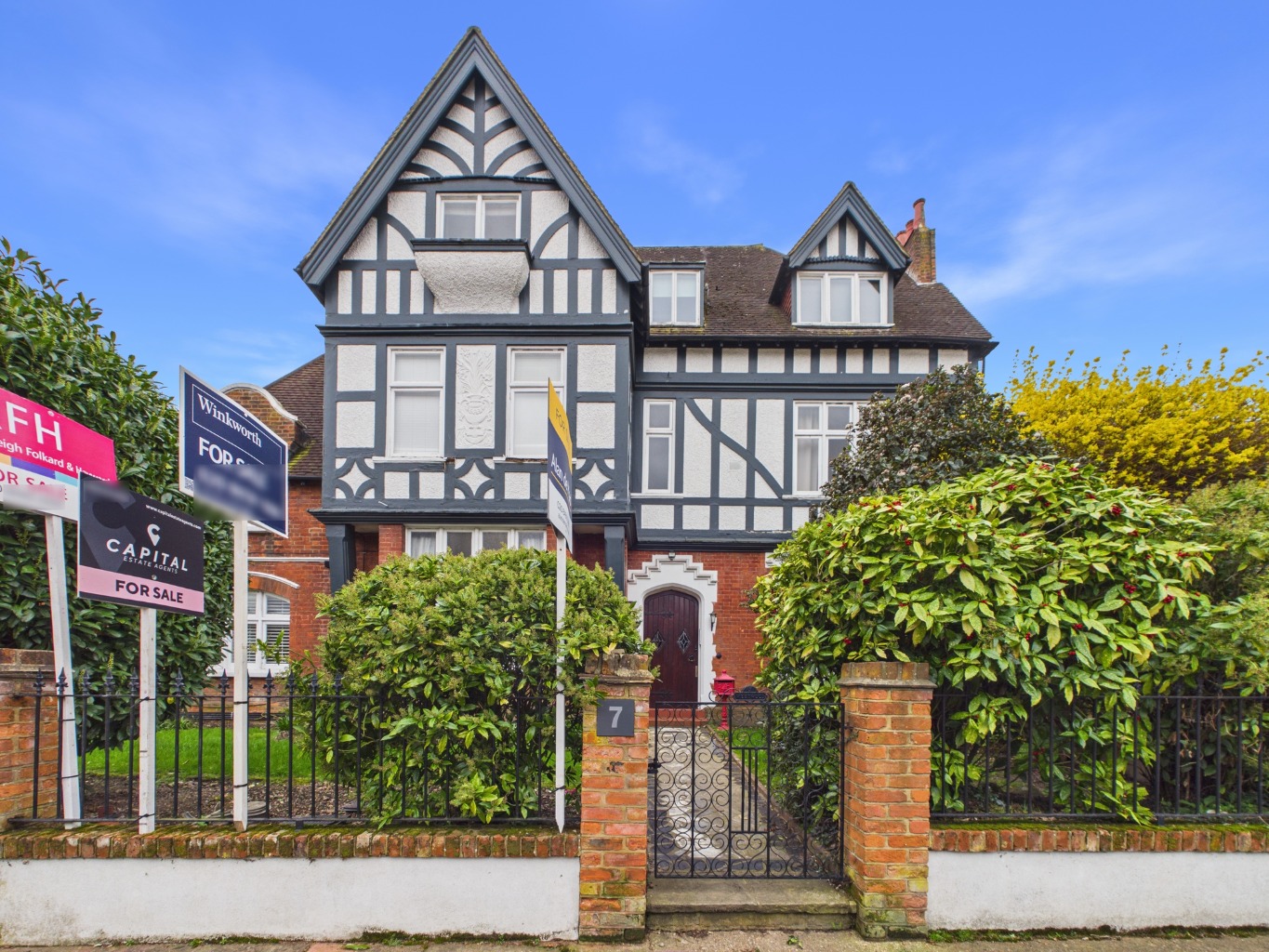 Charming Two-Bedroom Split-Level Apartment in Bromley