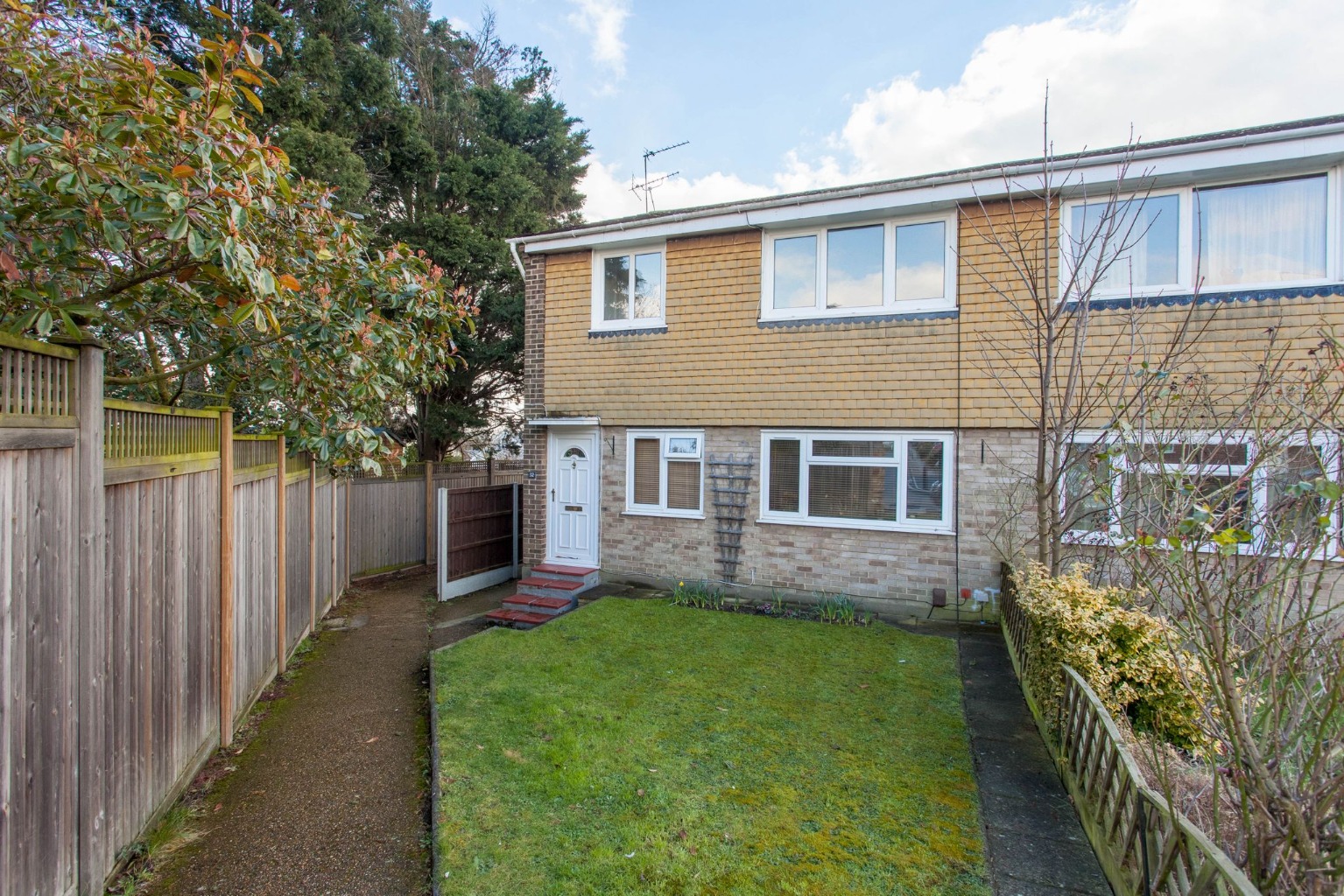 Charming 2-Bed maisonette in Milford Close with Private Garden