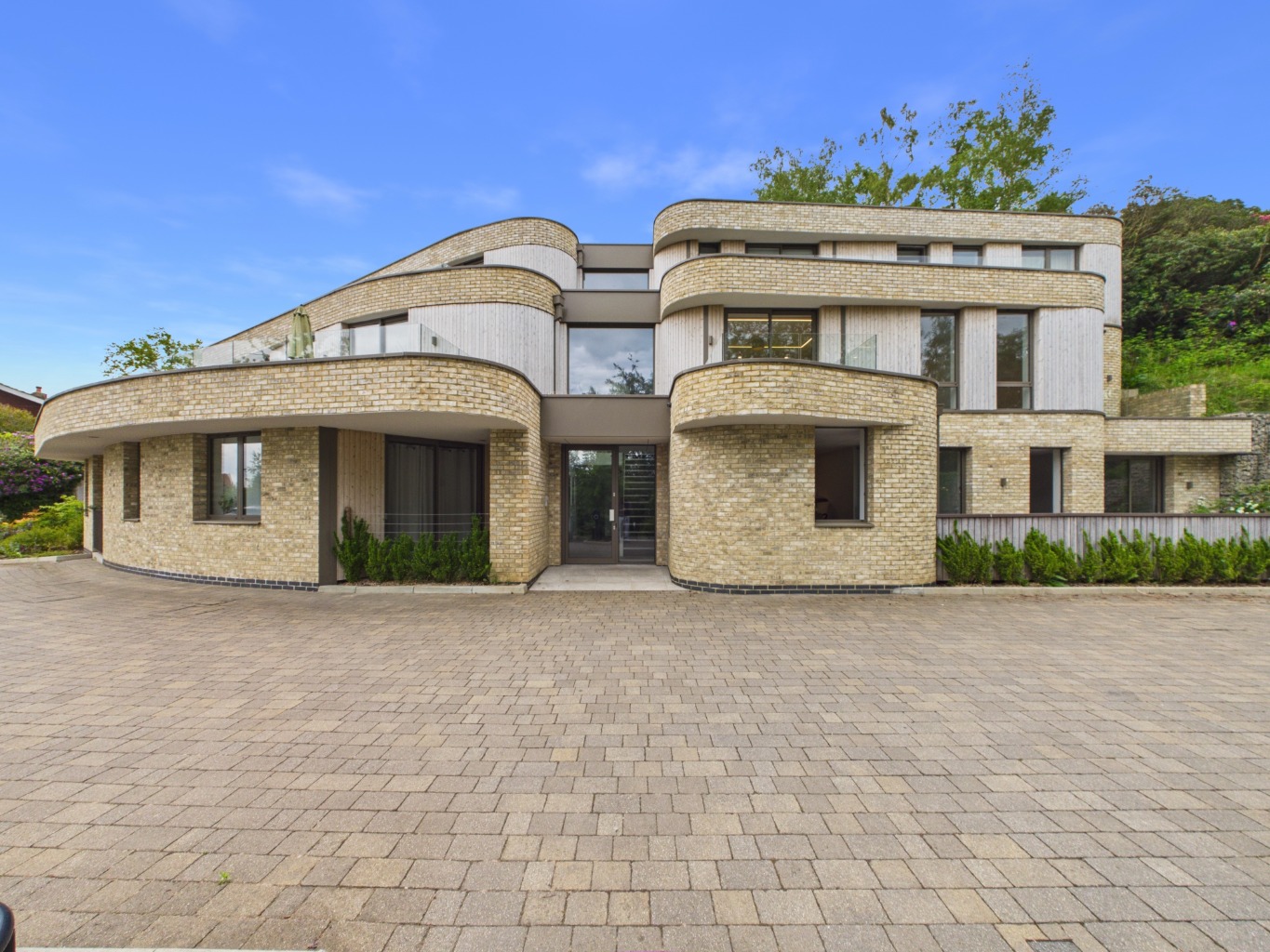 Luxury Three-Bedroom Apartment with Balconies on Broadwater Down