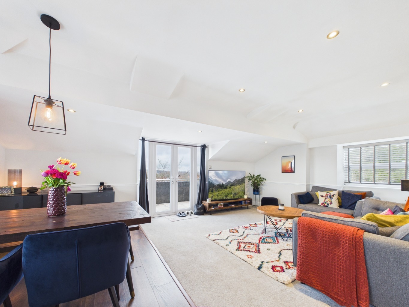 An immaculate two-bedroom and two bathroom apartment for sale in Bromley