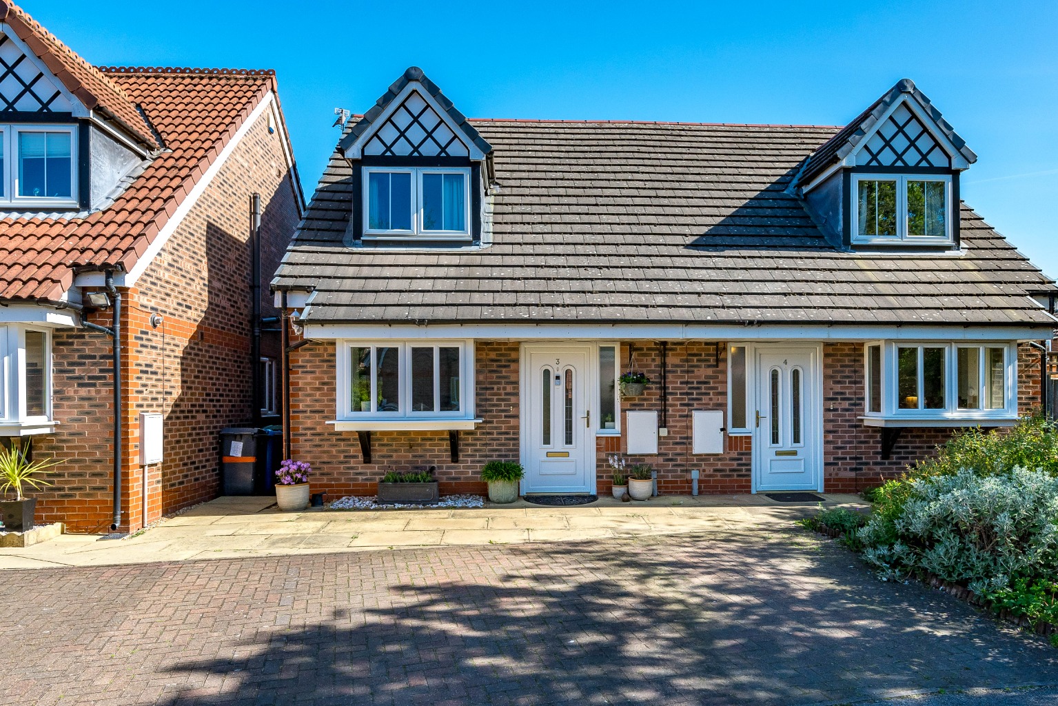 A gorgeous two Bedroom semi-detached home in quiet Cul-de-Sac in Culcheth Village