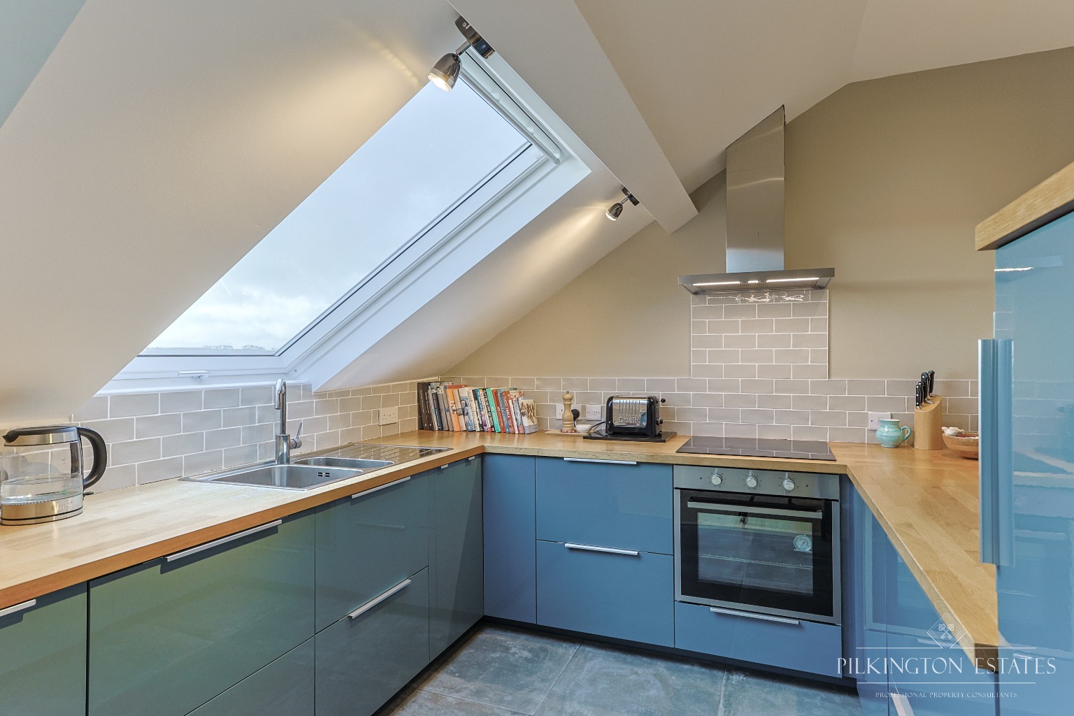 Panoramic Sea & City Views from This Beautifully Renovated Stuart Road Maisonette Property image 3
