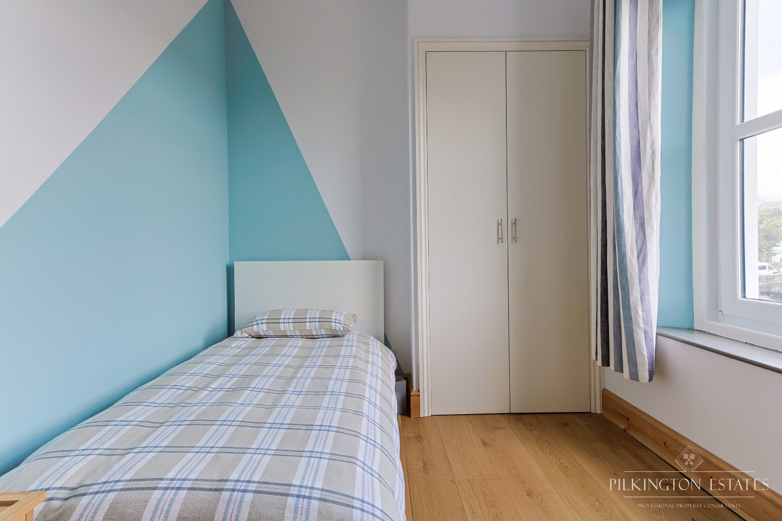 Panoramic Sea & City Views from This Beautifully Renovated Stuart Road Maisonette Property image 10