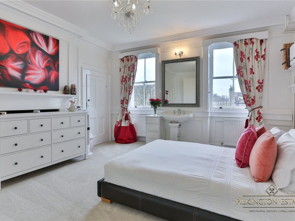 Elegant Grade II Georgian Townhouse with Gardens, Garage and Long Lease Property image 13