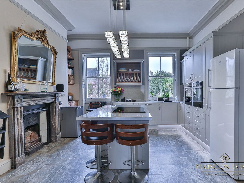 Elegant Grade II Georgian Townhouse with Gardens, Garage and Long Lease Property image 4