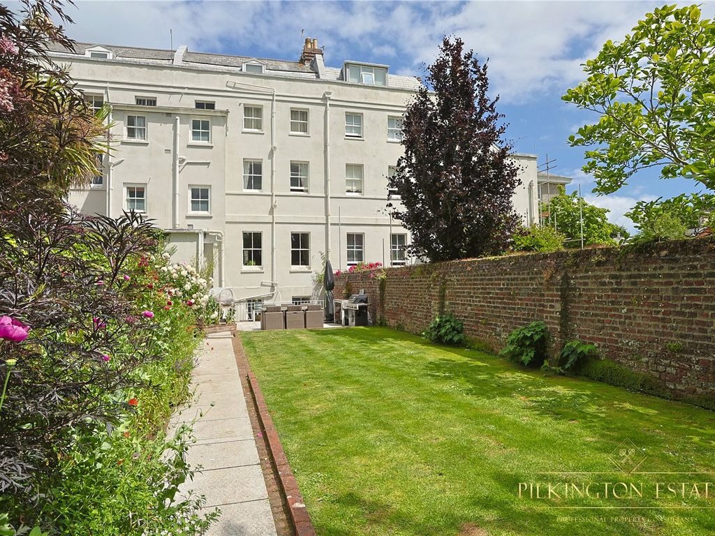 Elegant Grade II Georgian Townhouse with Gardens, Garage and Long Lease Property image 2