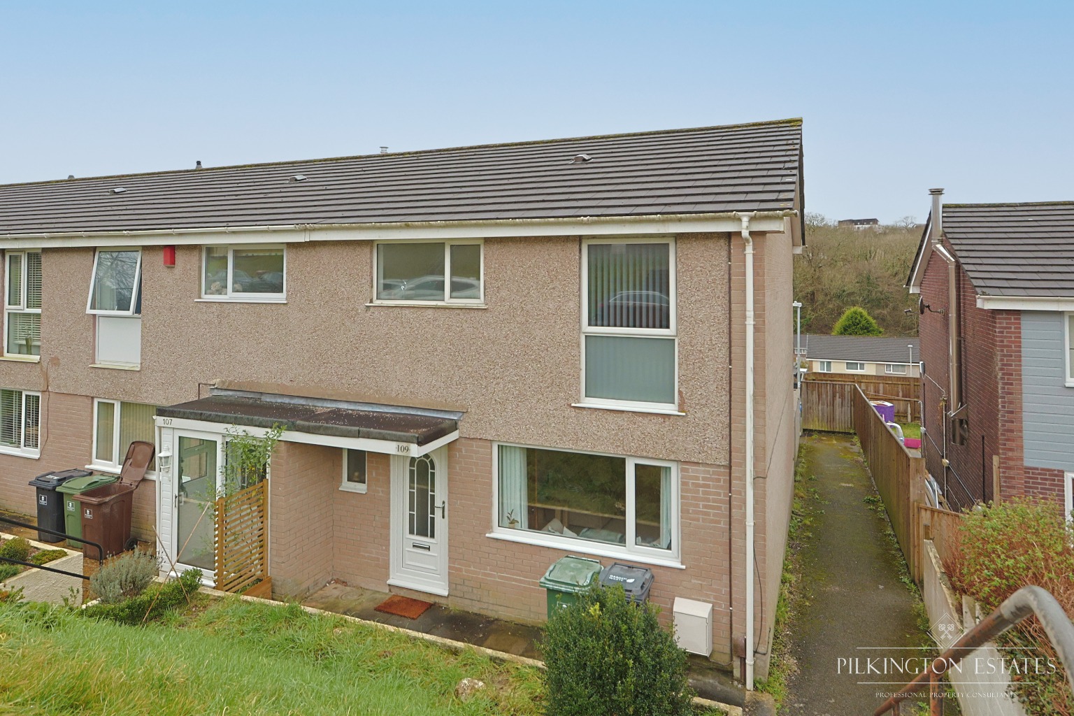 Spacious End-Terrace Gem with Conservatory & Garage – Don’t Miss Out!