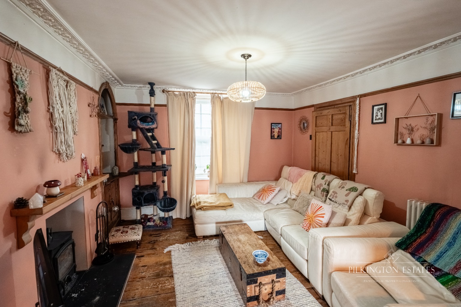 Well-presented 2-bed terrace near the dockyard– ideal first buy or investment Property image 2