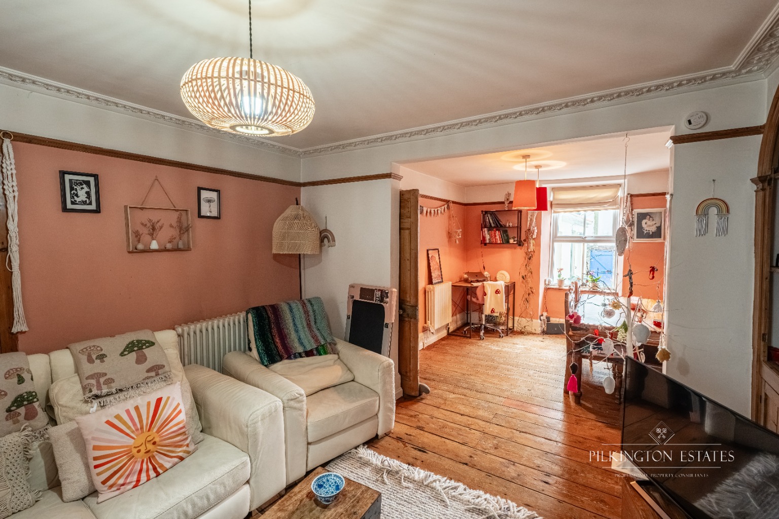 Well-presented 2-bed terrace near the dockyard– ideal first buy or investment Property image 3