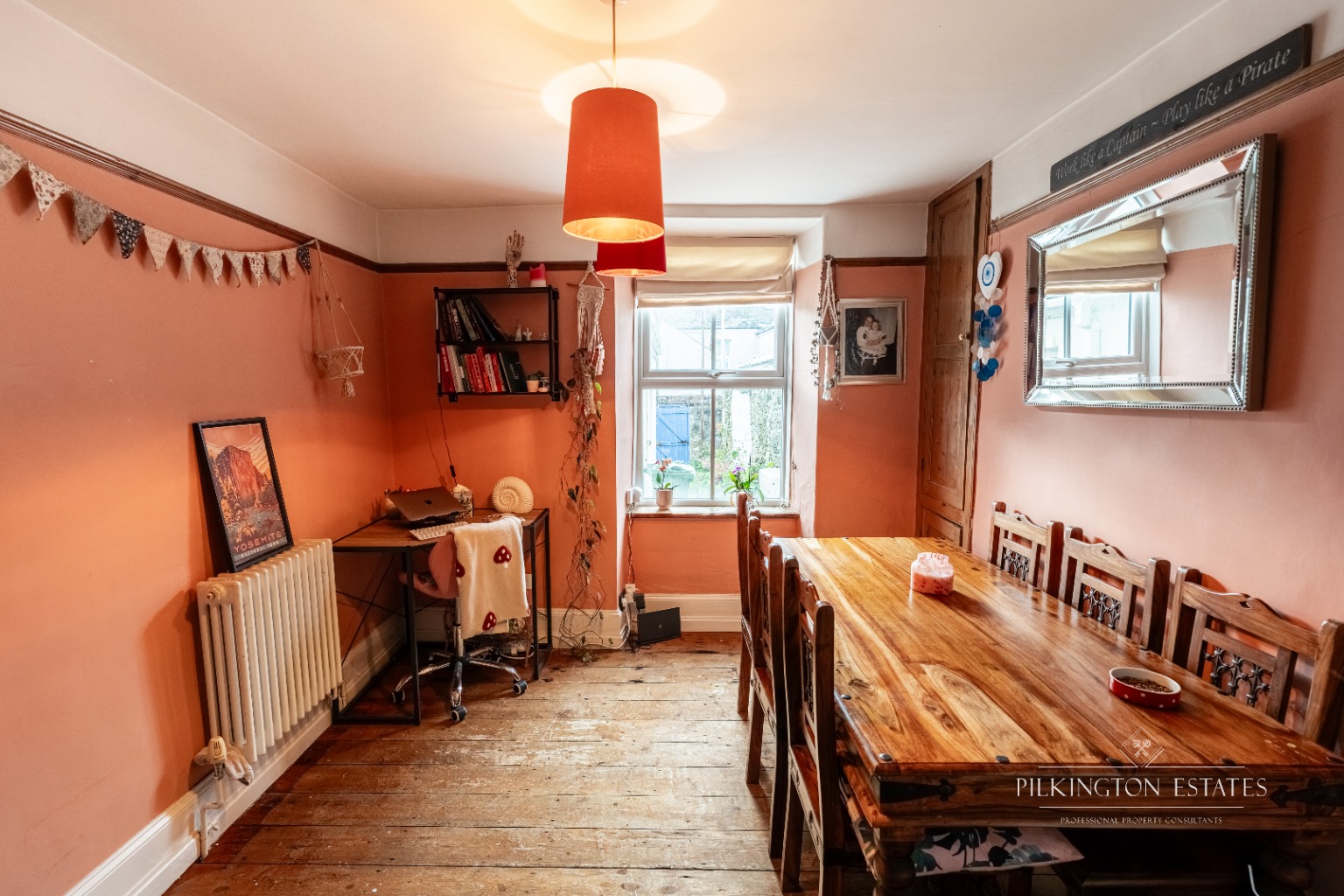 Well-presented 2-bed terrace near the dockyard– ideal first buy or investment Property image 4