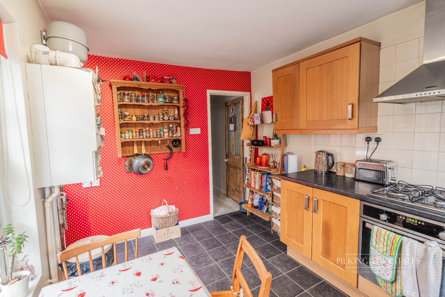 Well-presented 2-bed terrace near the dockyard– ideal first buy or investment Property image 6