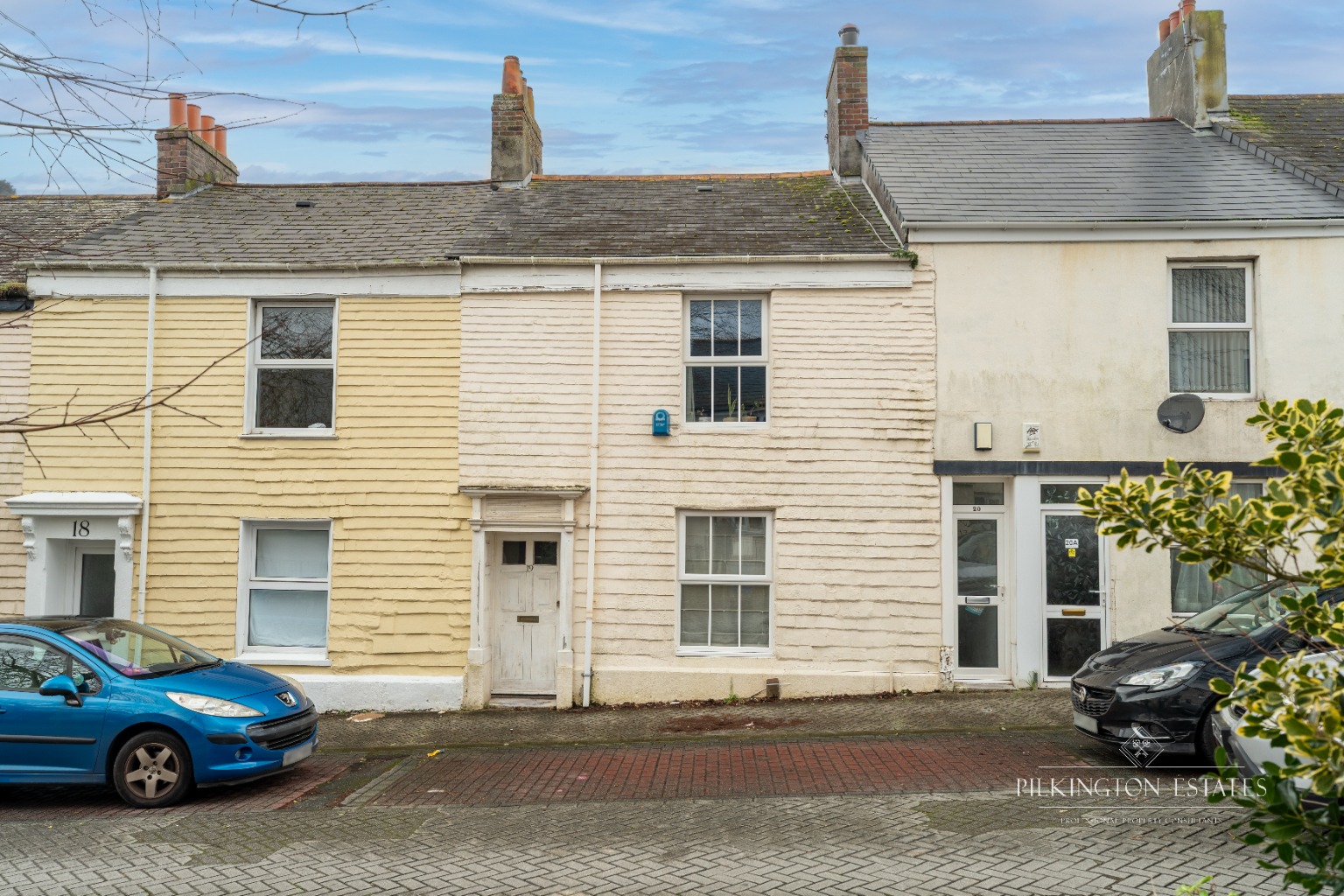 Well-presented 2-bed terrace near the dockyard– ideal first buy or investment Property image 1