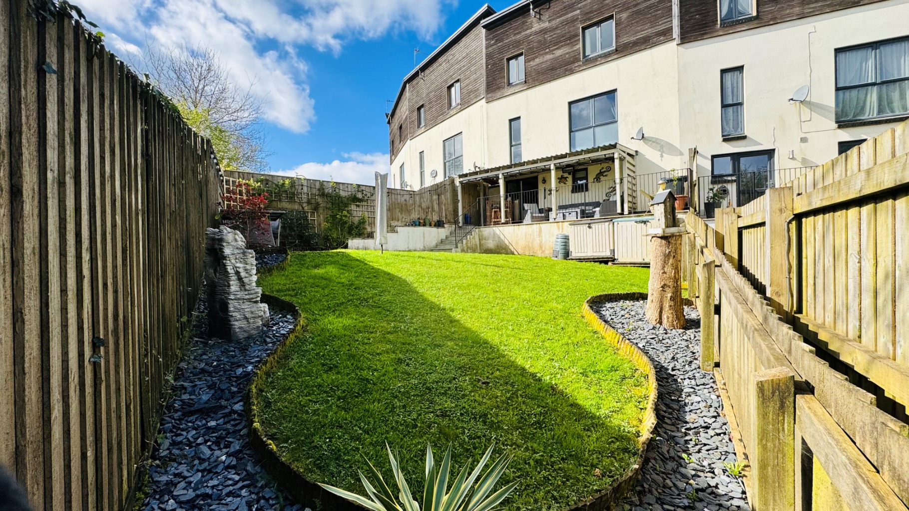 Modern Four Bedroom Mid-Terrace Townhouse with Garage and Garden Property image 4