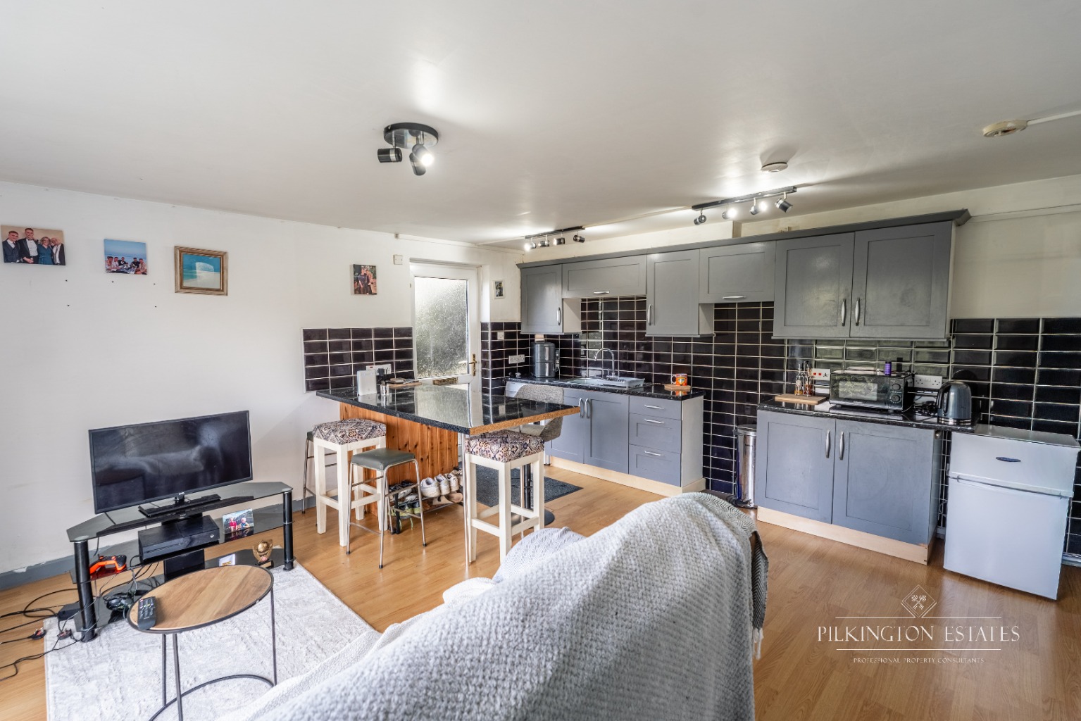 One Bedroom Garden Apartment with Open-Plan Living Property image 3