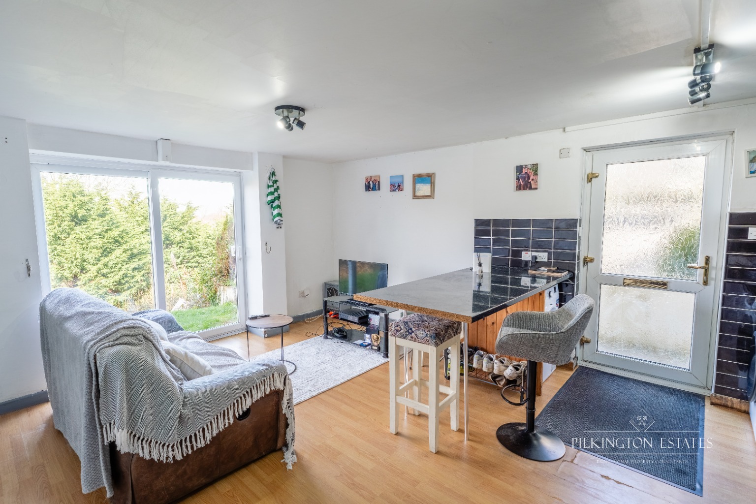 One Bedroom Garden Apartment with Open-Plan Living Property image 2