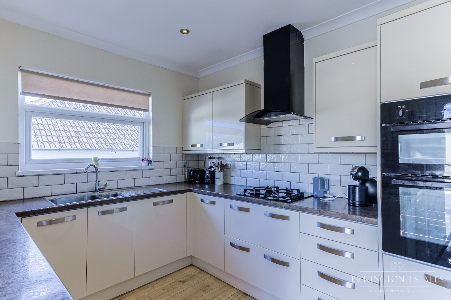 Elevated, Low-Maintenance Bungalow with Scenic Views, Garage & No Onward Chain Property image 2