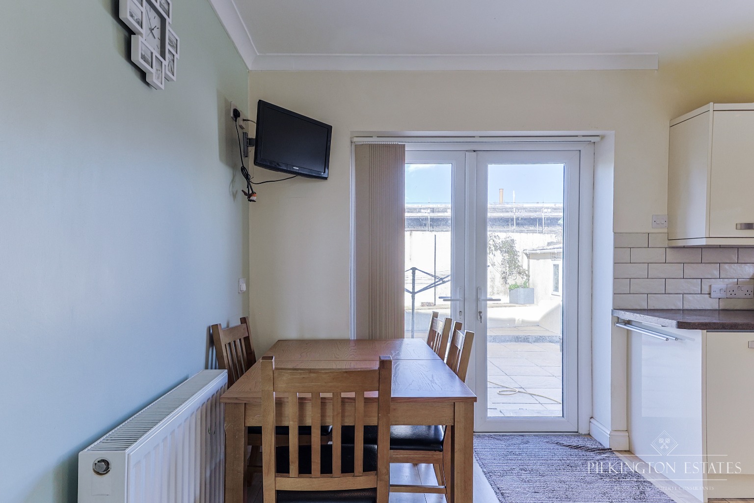 Elevated, Low-Maintenance Bungalow with Scenic Views, Garage & No Onward Chain Property image 4