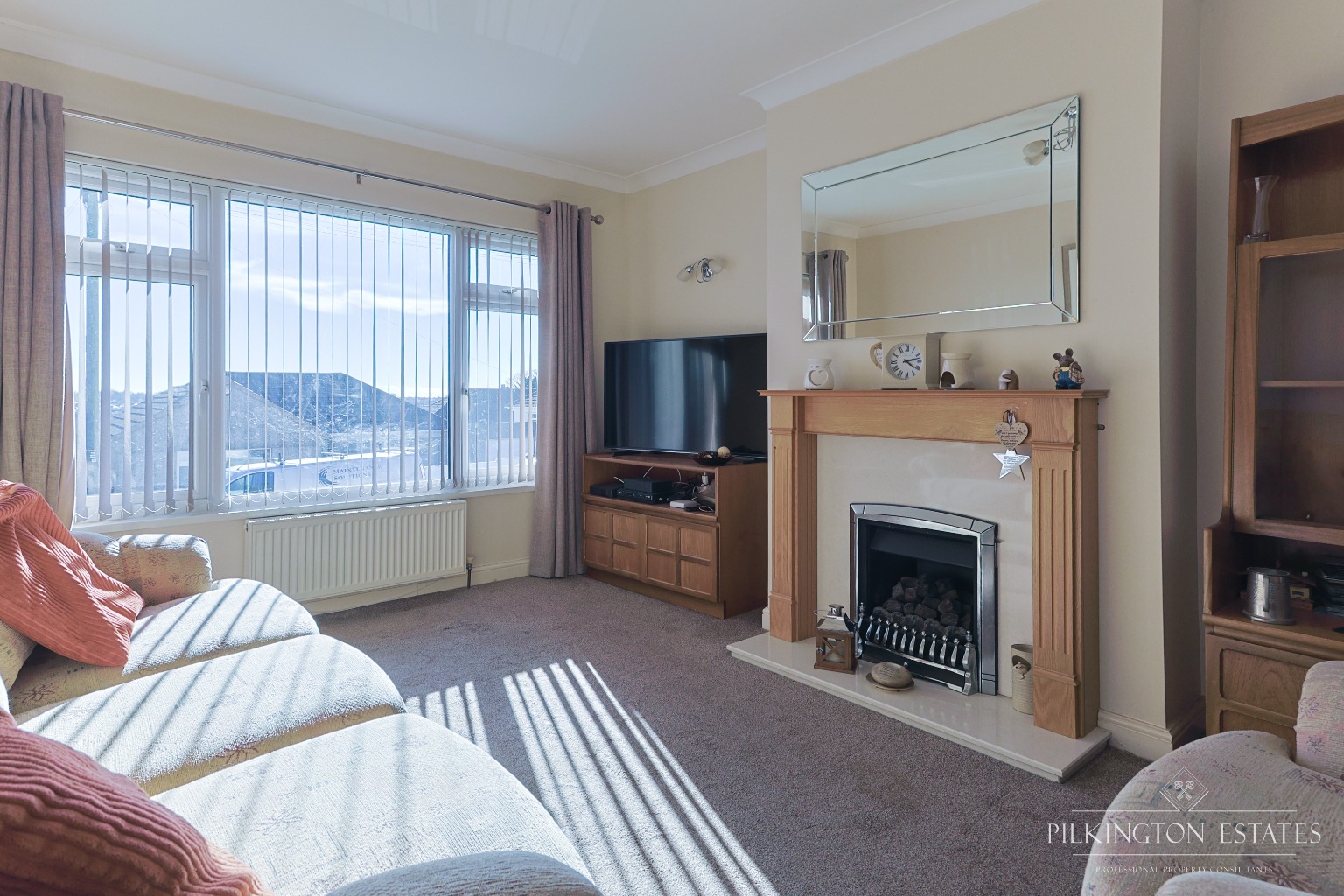 Elevated, Low-Maintenance Bungalow with Scenic Views, Garage & No Onward Chain Property image 5