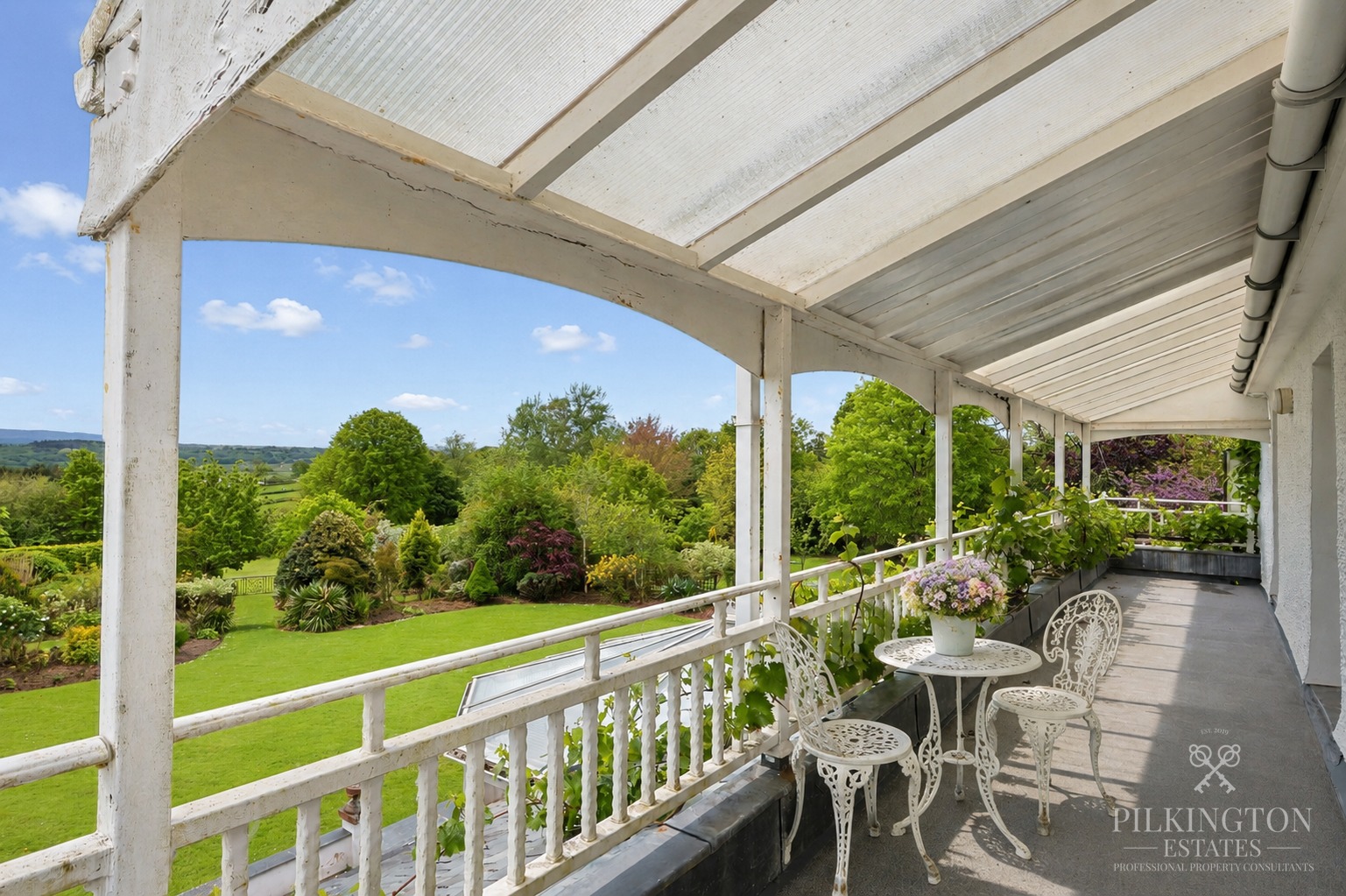 Exceptional fully renovated country residence set within approximately 6.4 acres in total Property image 16