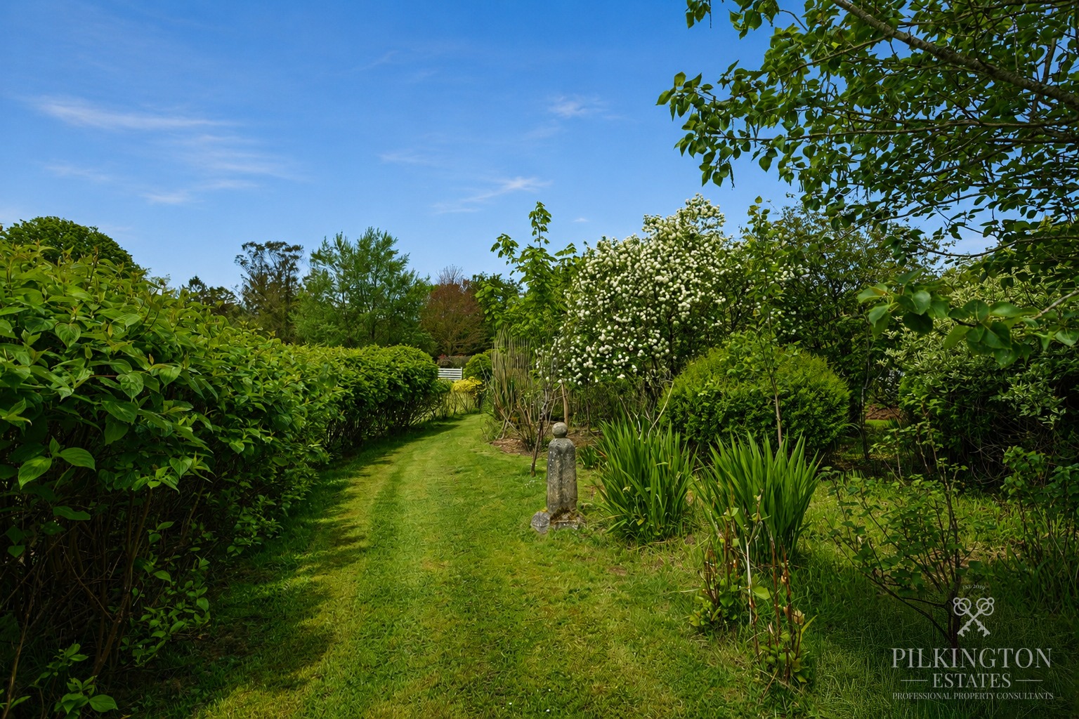 Exceptional fully renovated country residence set within approximately 6.4 acres in total Property image 24