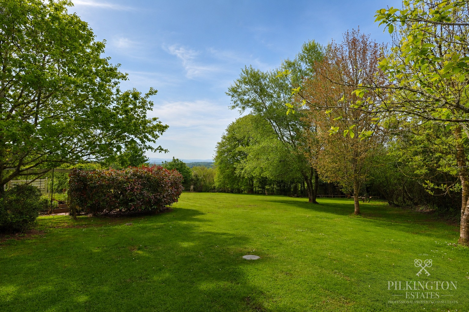 Exceptional fully renovated country residence set within approximately 6.4 acres in total Property image 20