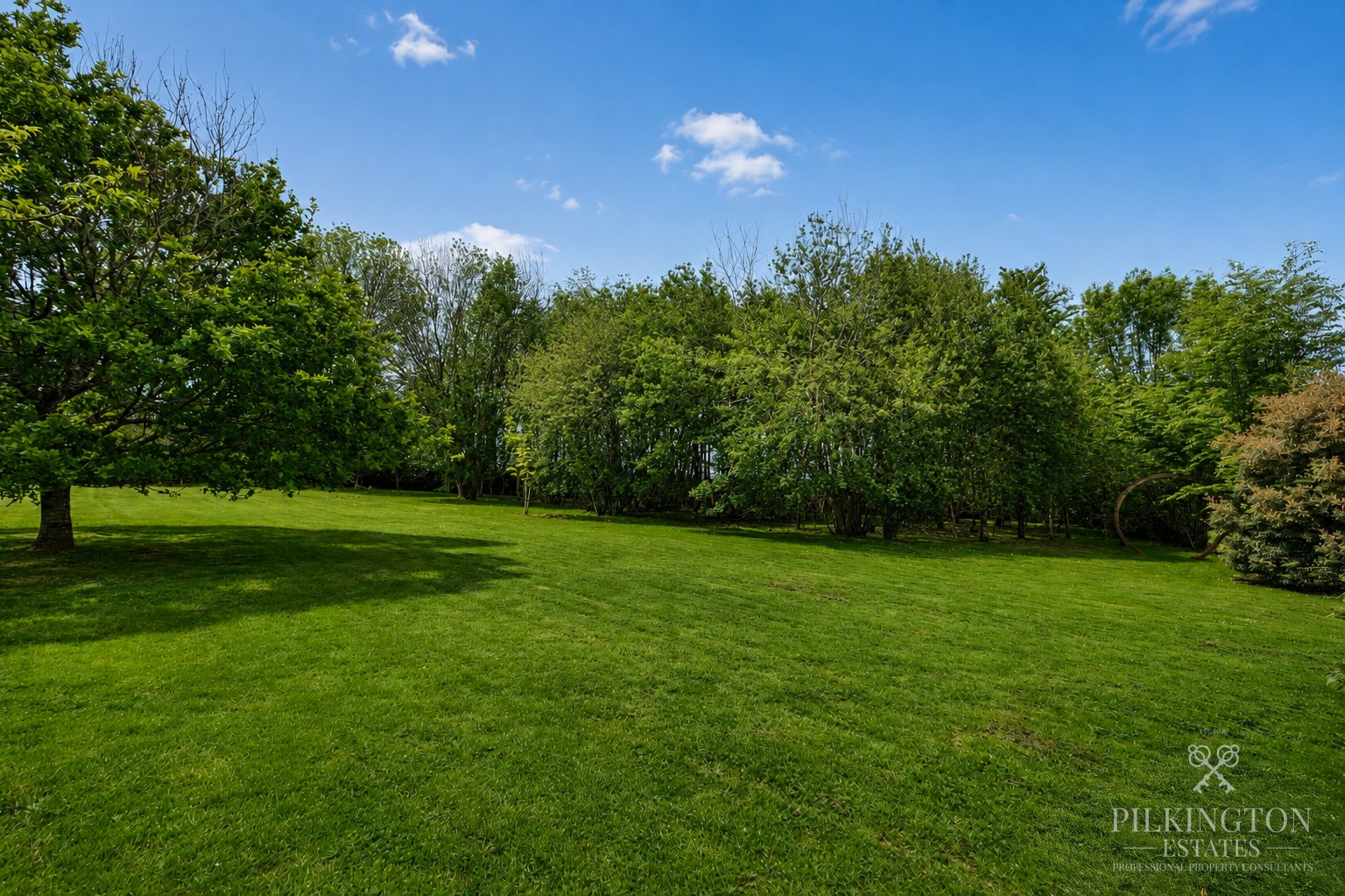Exceptional fully renovated country residence set within approximately 6.4 acres in total Property image 23