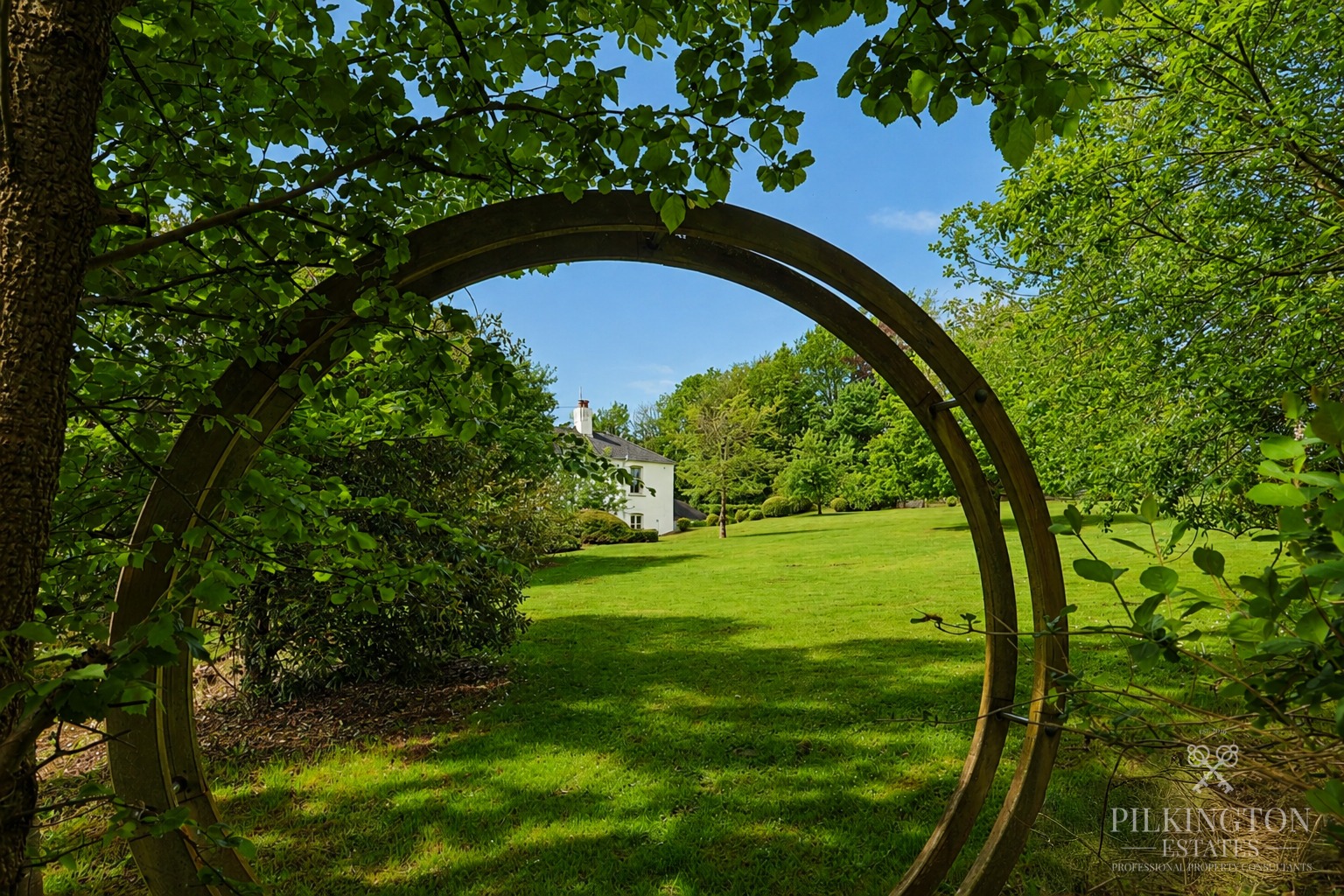 Exceptional fully renovated country residence set within approximately 6.4 acres in total Property image 19