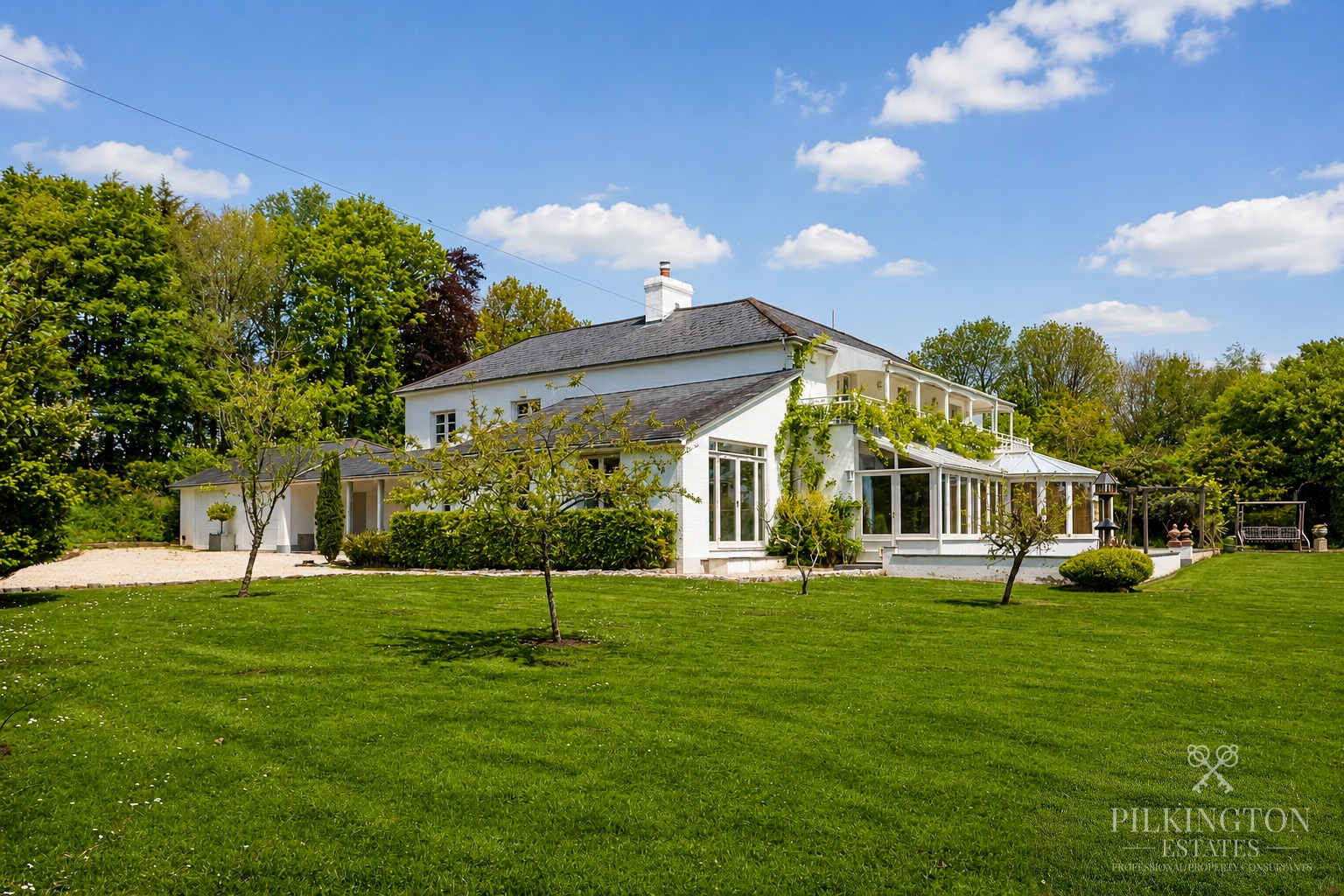 Exceptional fully renovated country residence set within approximately 6.4 acres in total Property image 18